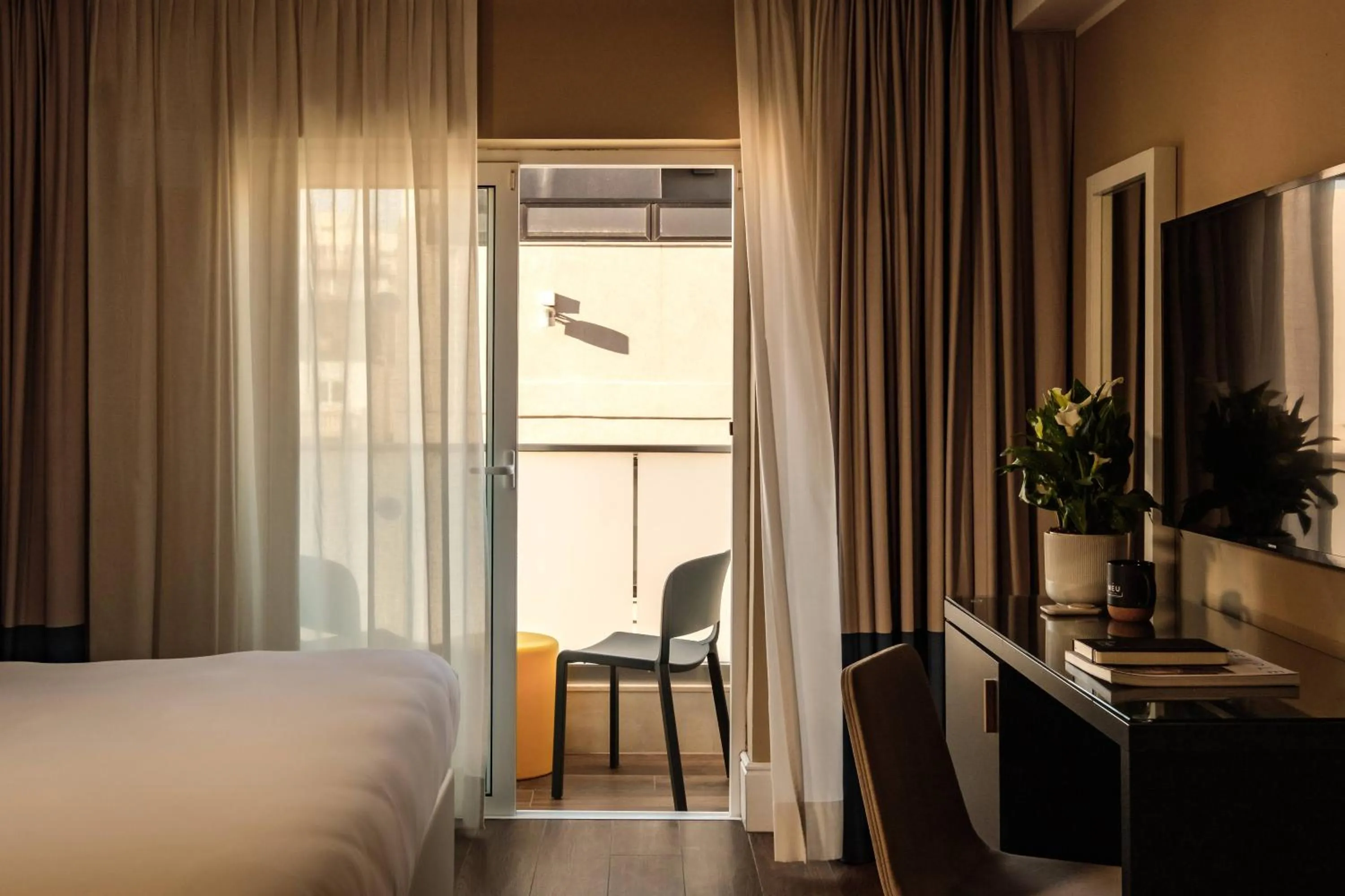 Balcony/Terrace, Bed in 115 The Strand Hotel by NEU Collective