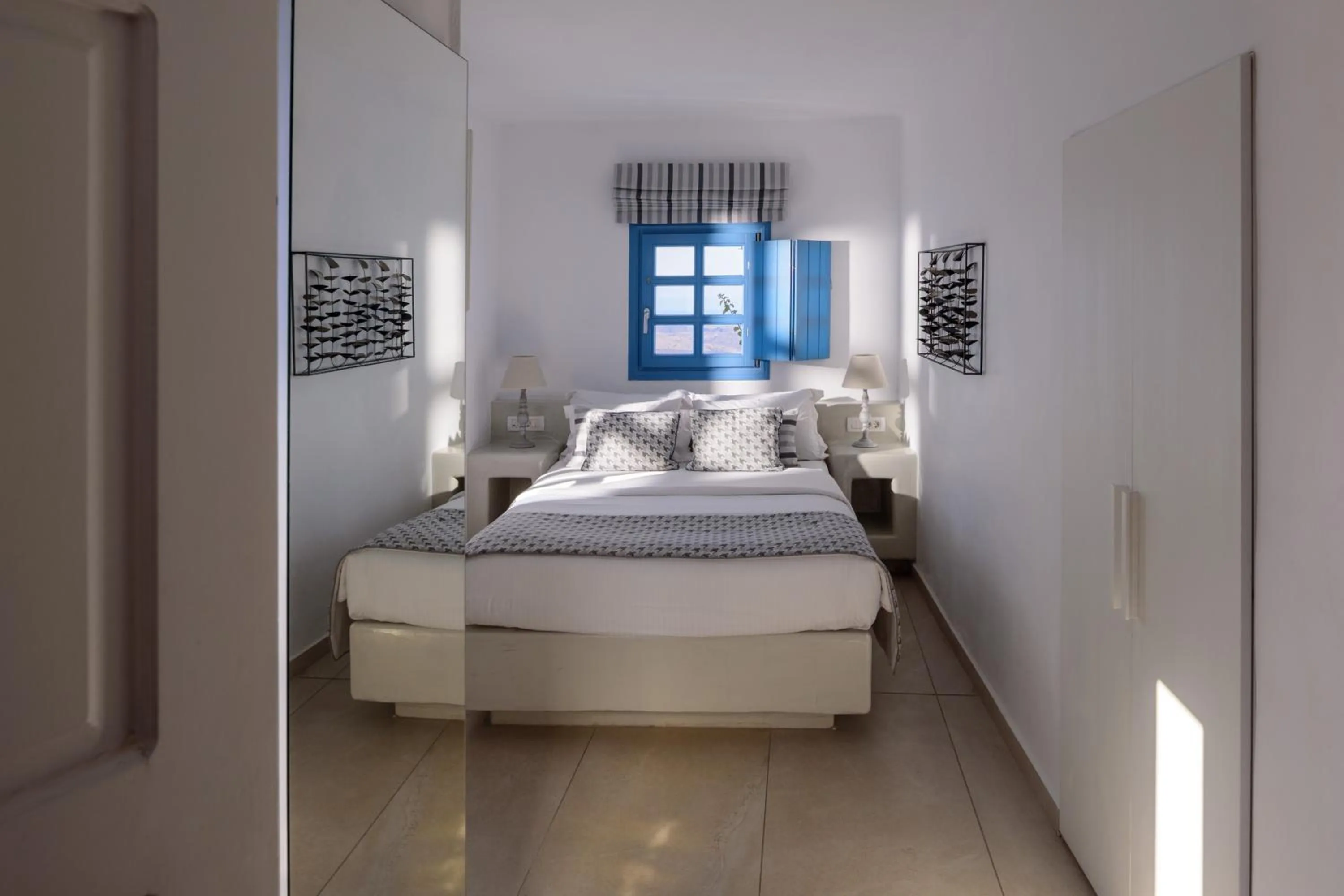 Bed in Kamares Apartments