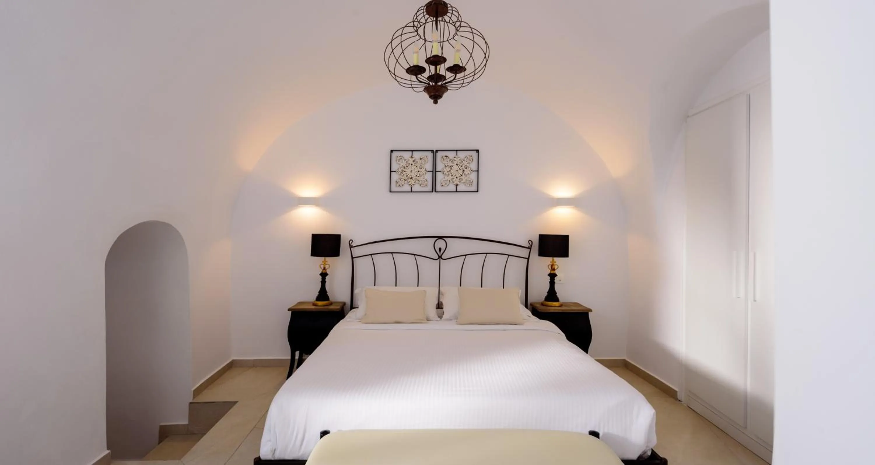 Bed in Kamares Apartments