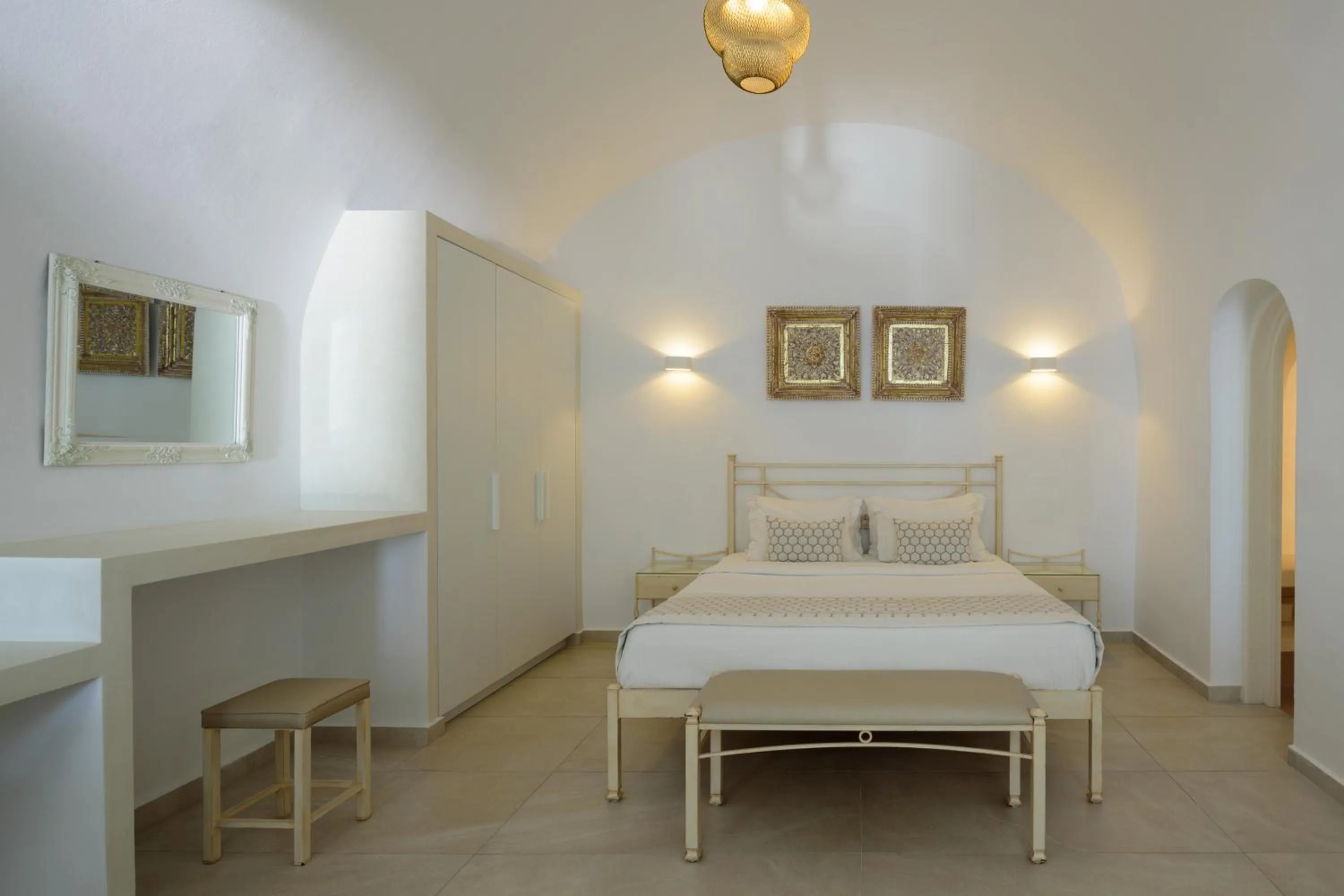 Bed in Kamares Apartments