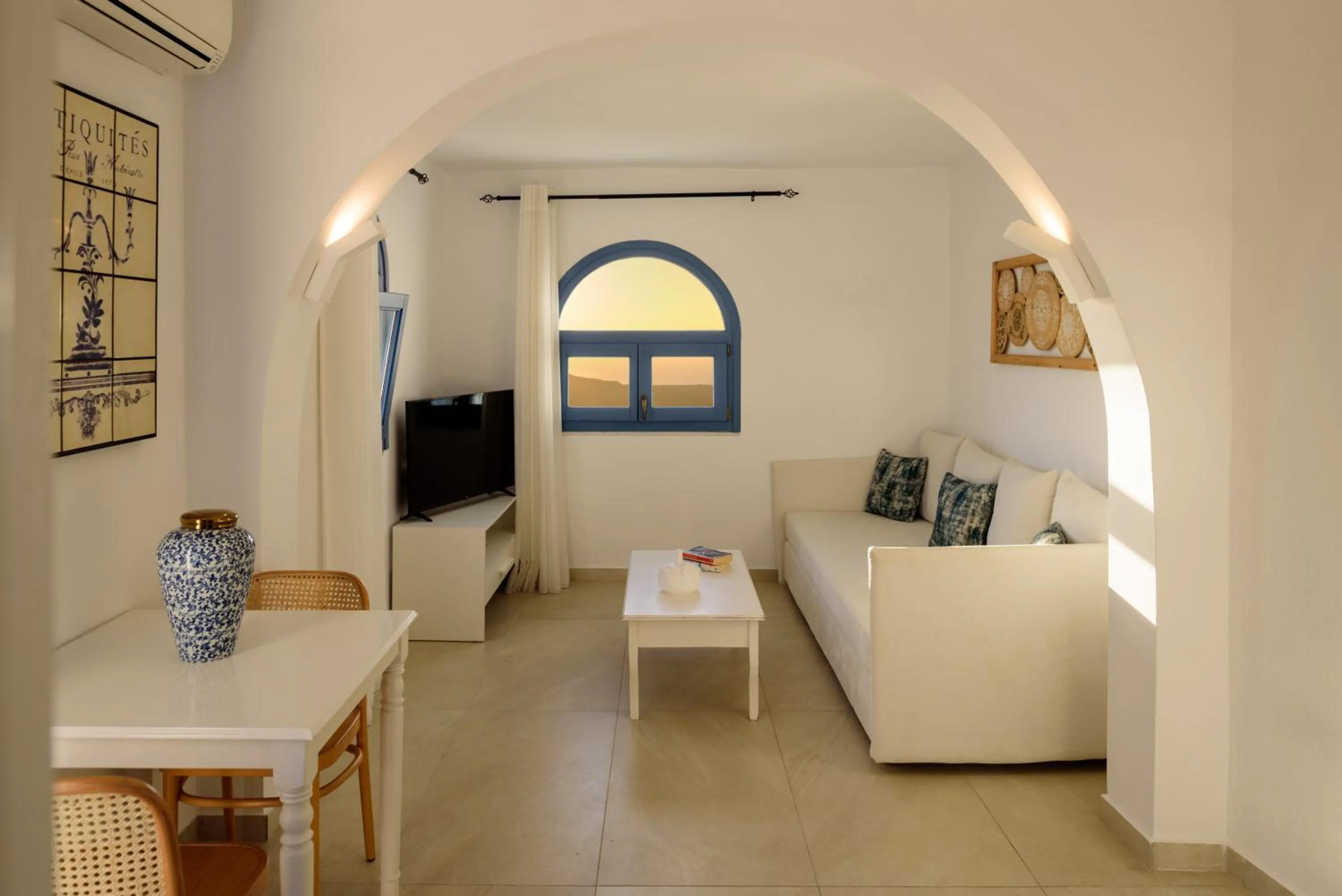 TV and multimedia in Kamares Apartments