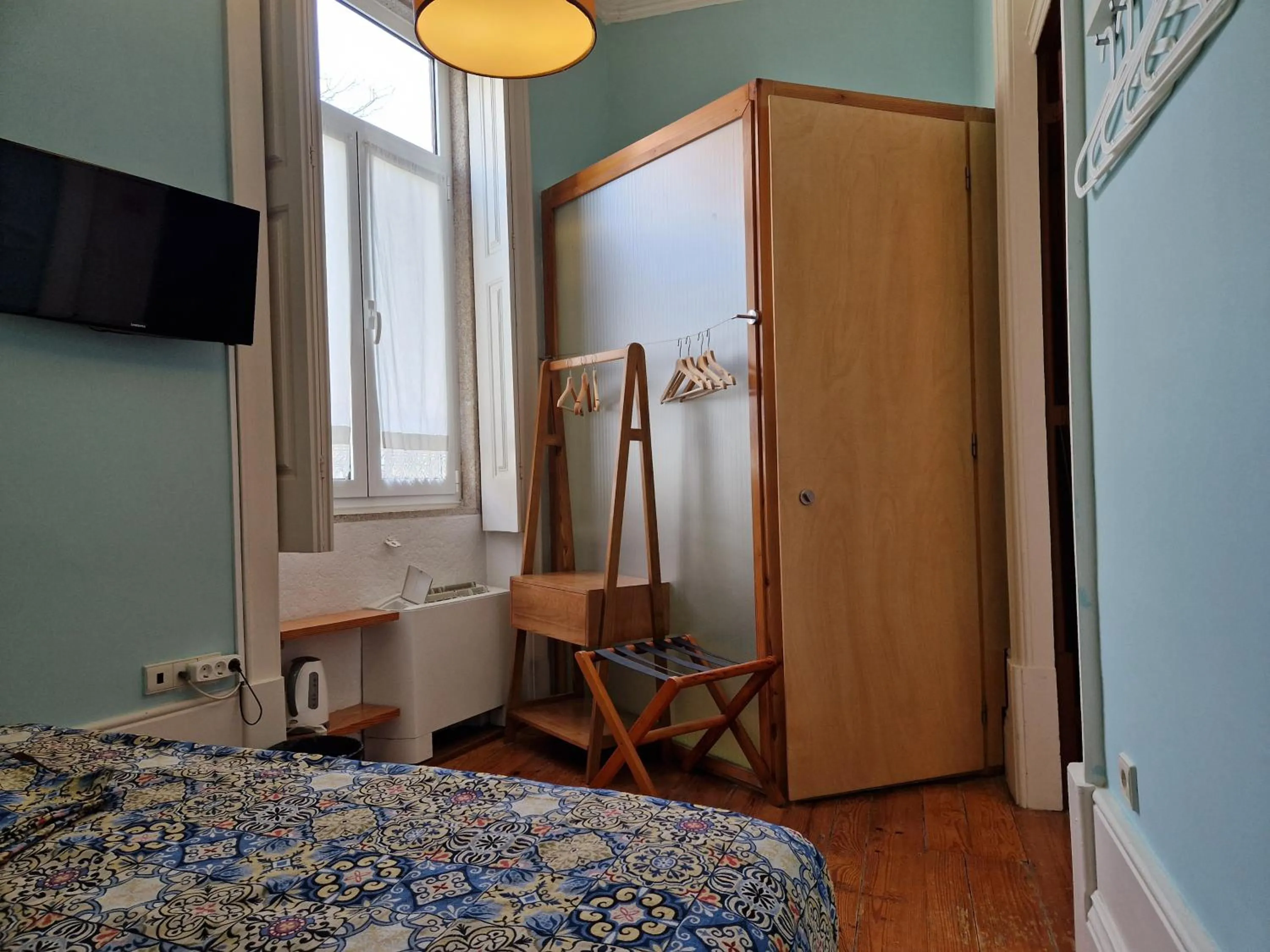 TV and multimedia, Bed in Dukes Corner Guest House