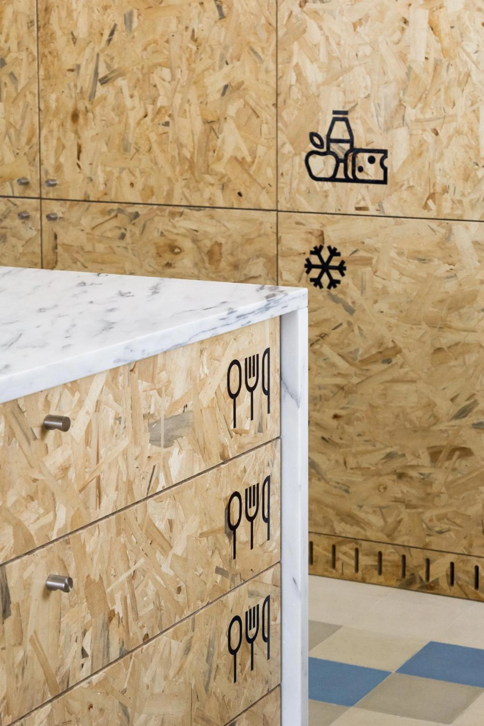 Communal kitchen in Hostel Conii & Suites Algarve