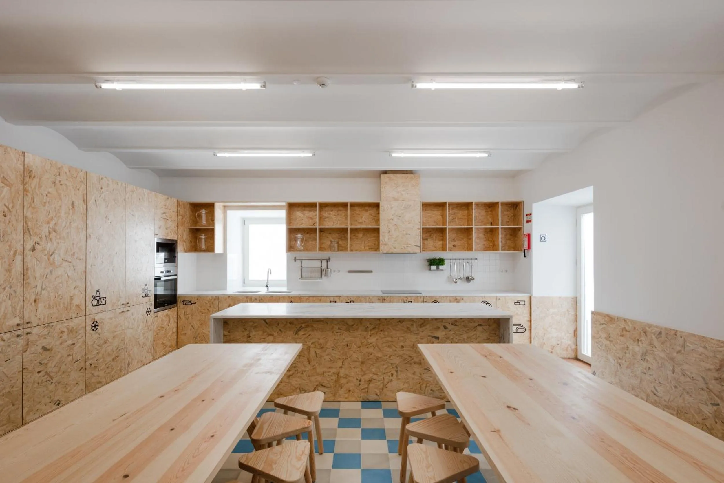 Communal kitchen in Hostel Conii & Suites Algarve