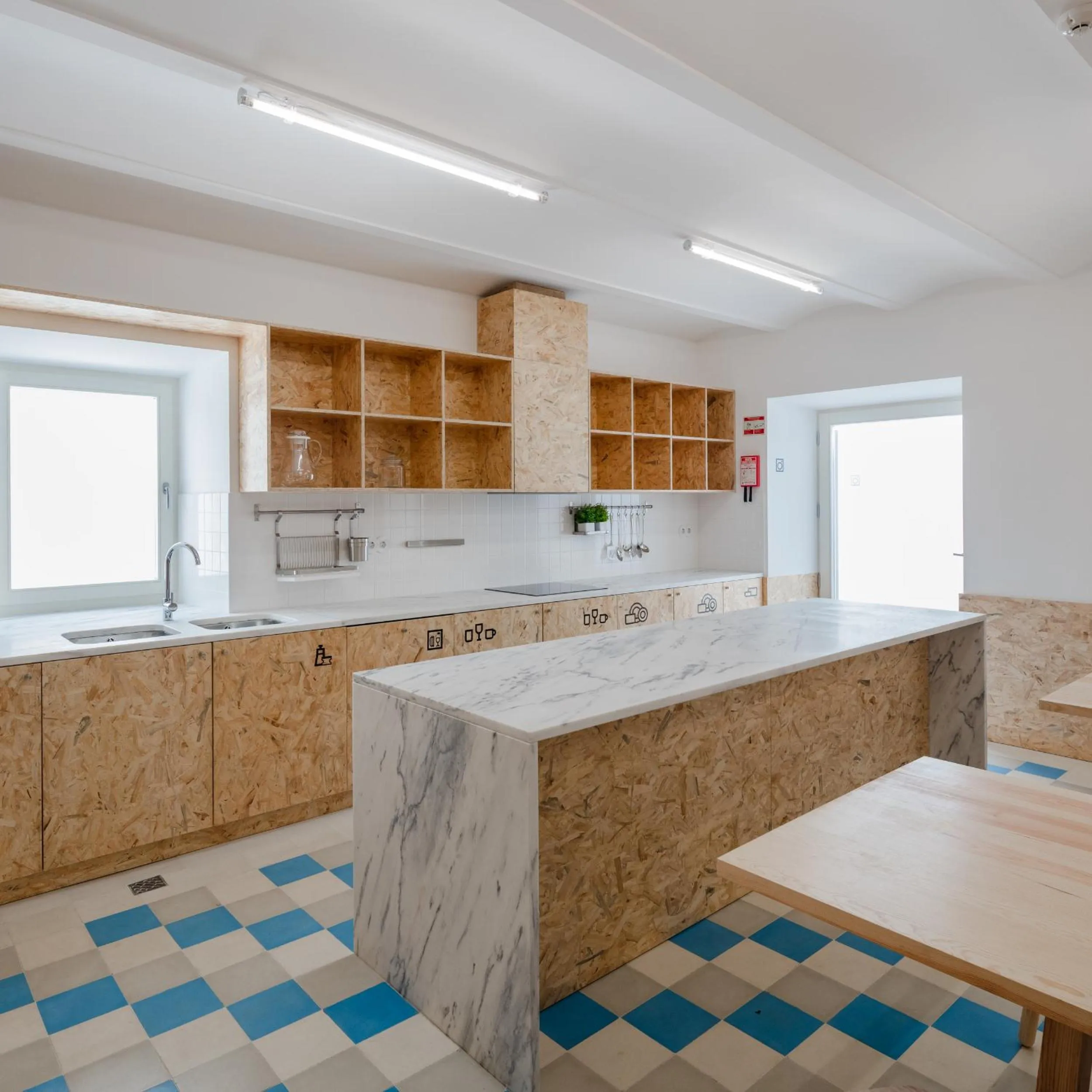Communal kitchen in Hostel Conii & Suites Algarve
