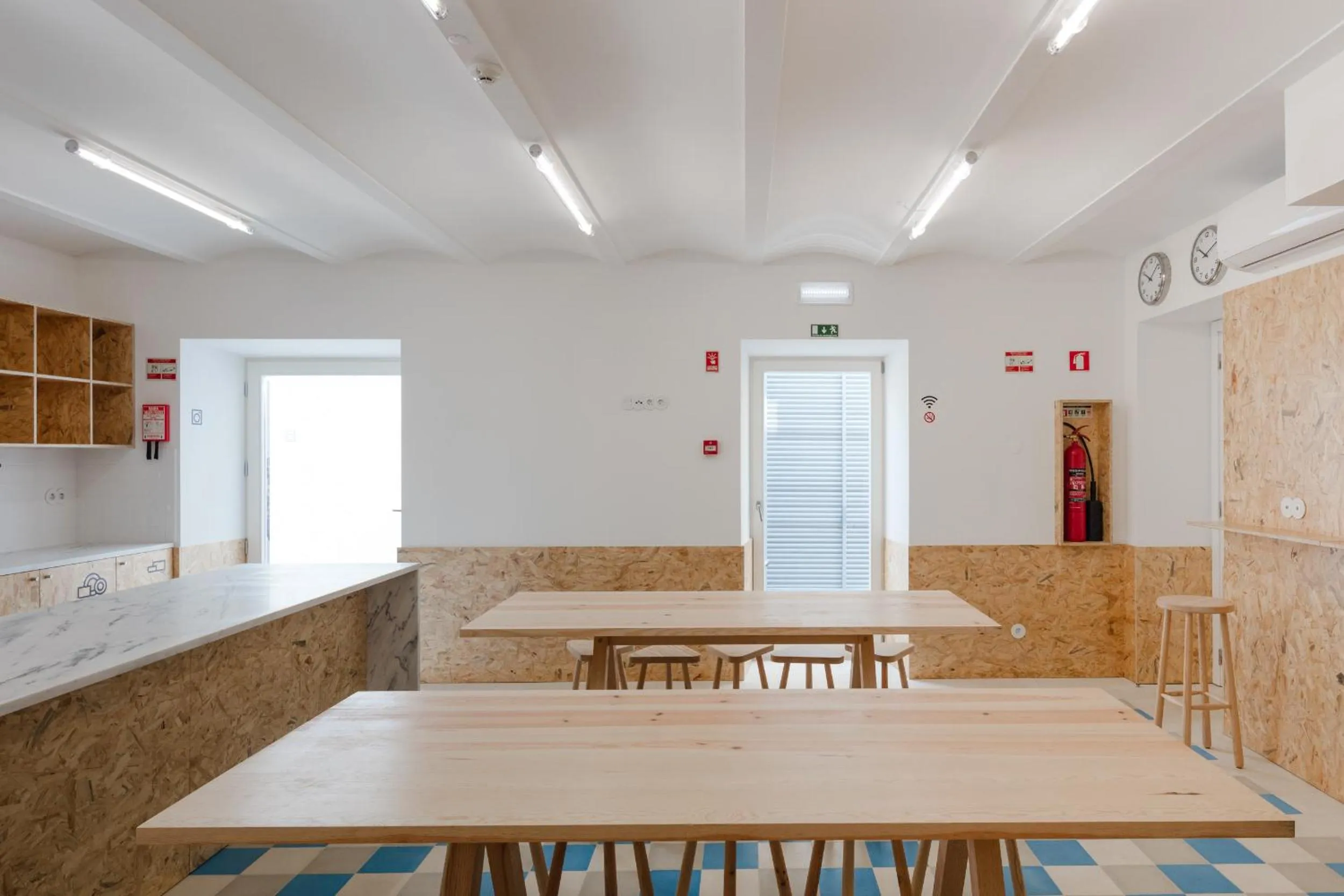 Communal kitchen in Hostel Conii & Suites Algarve