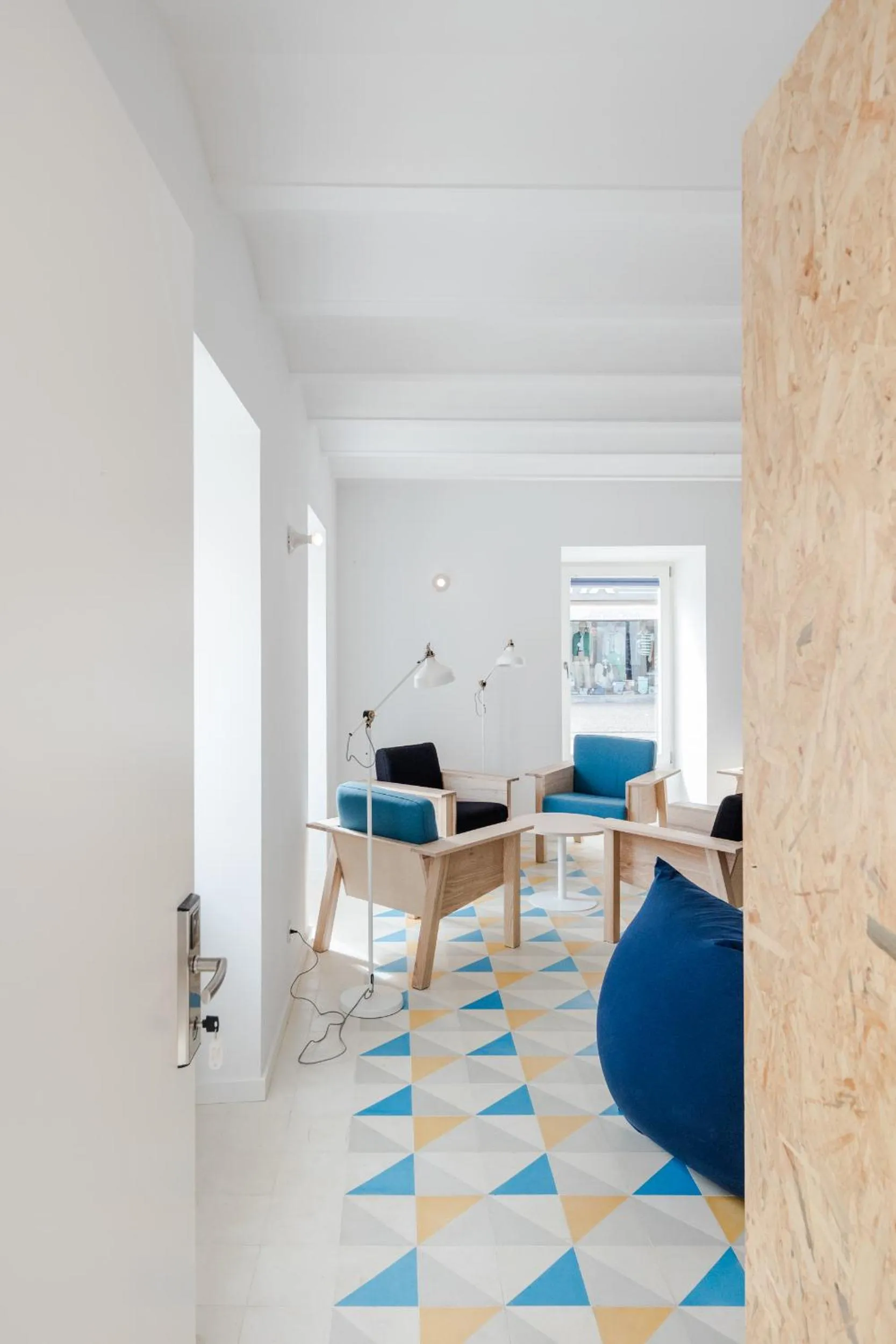 Communal lounge/ TV room in Hostel Conii & Suites Algarve