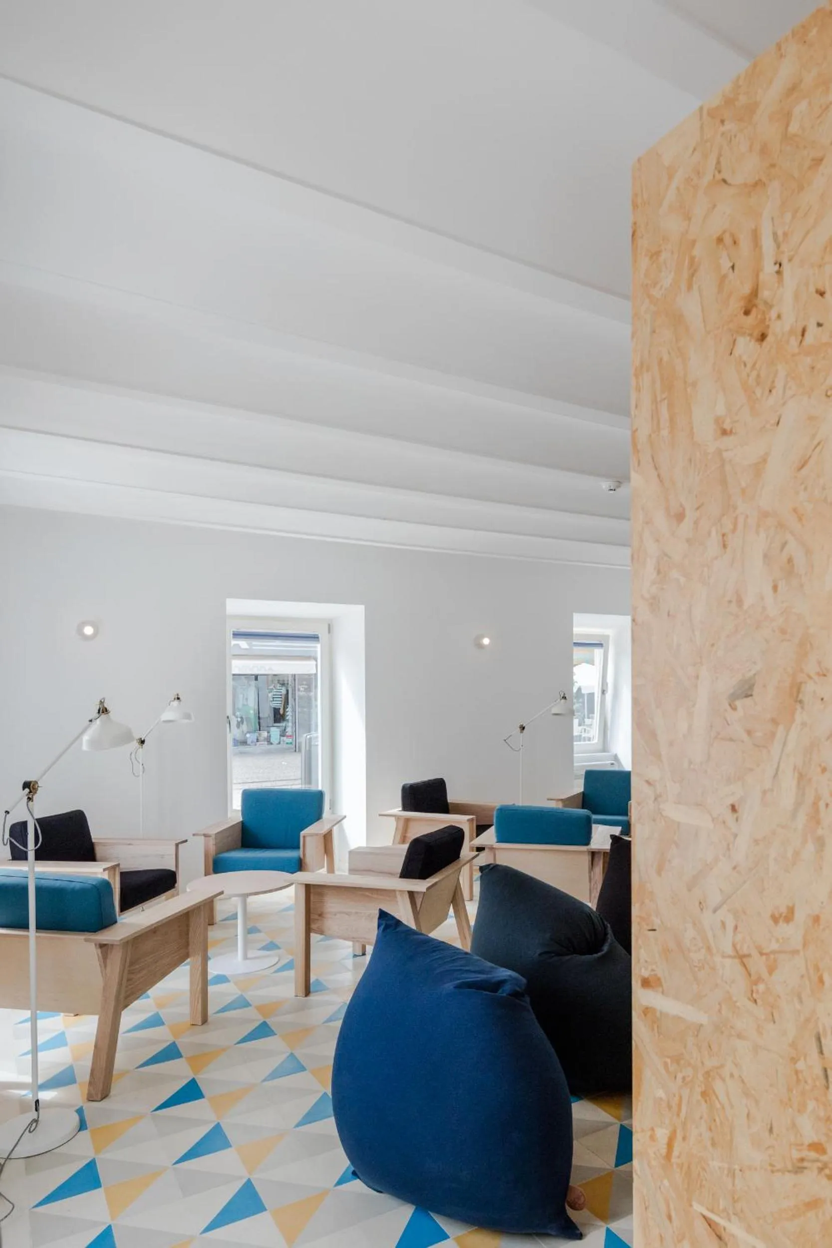 Communal lounge/ TV room in Hostel Conii & Suites Algarve