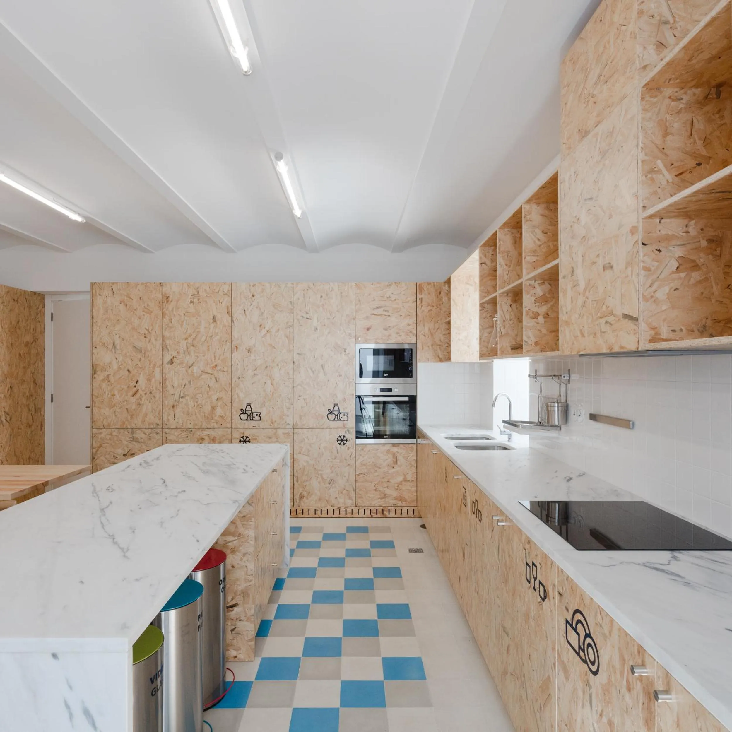 Communal kitchen in Hostel Conii & Suites Algarve