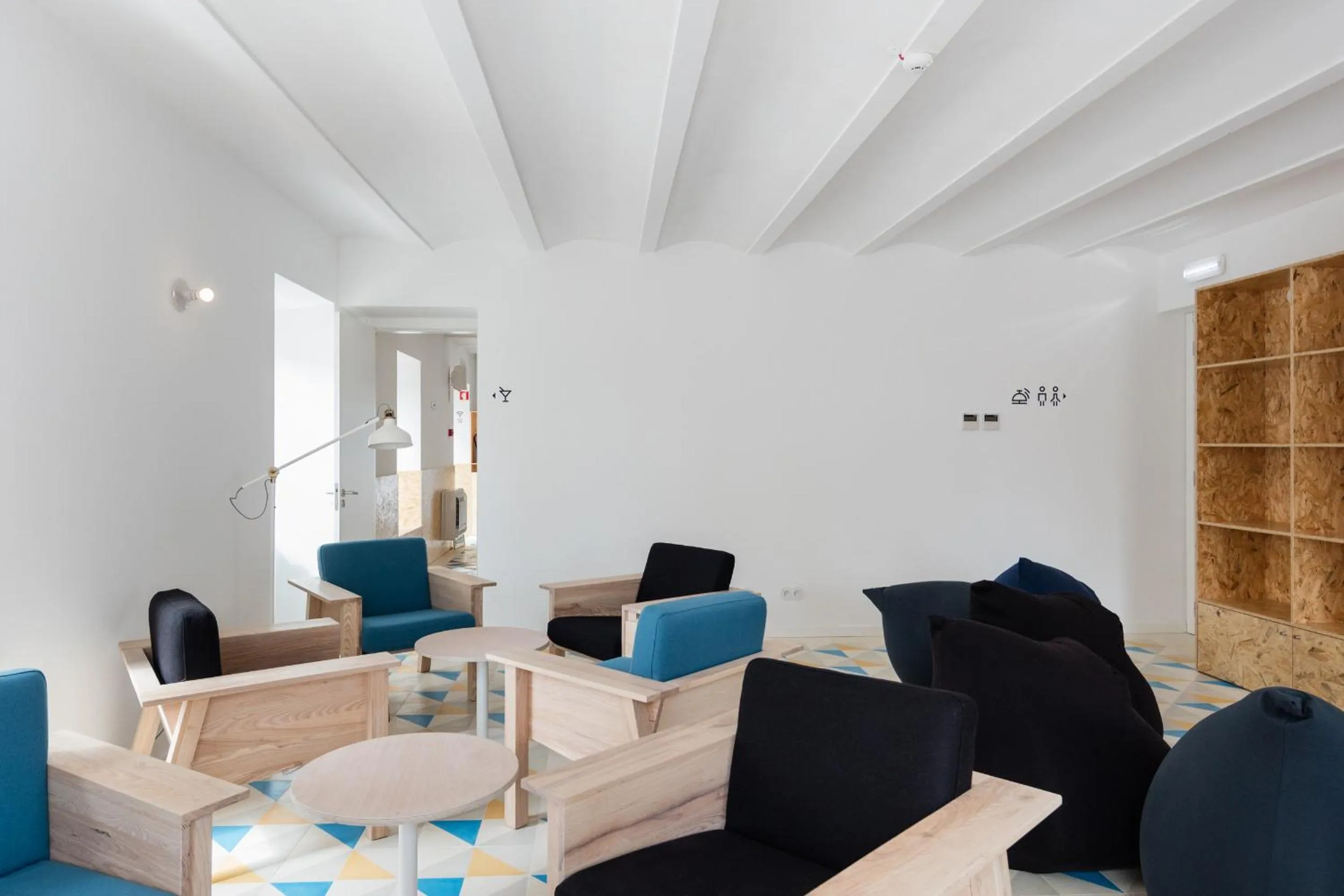 Communal lounge/ TV room in Hostel Conii & Suites Algarve