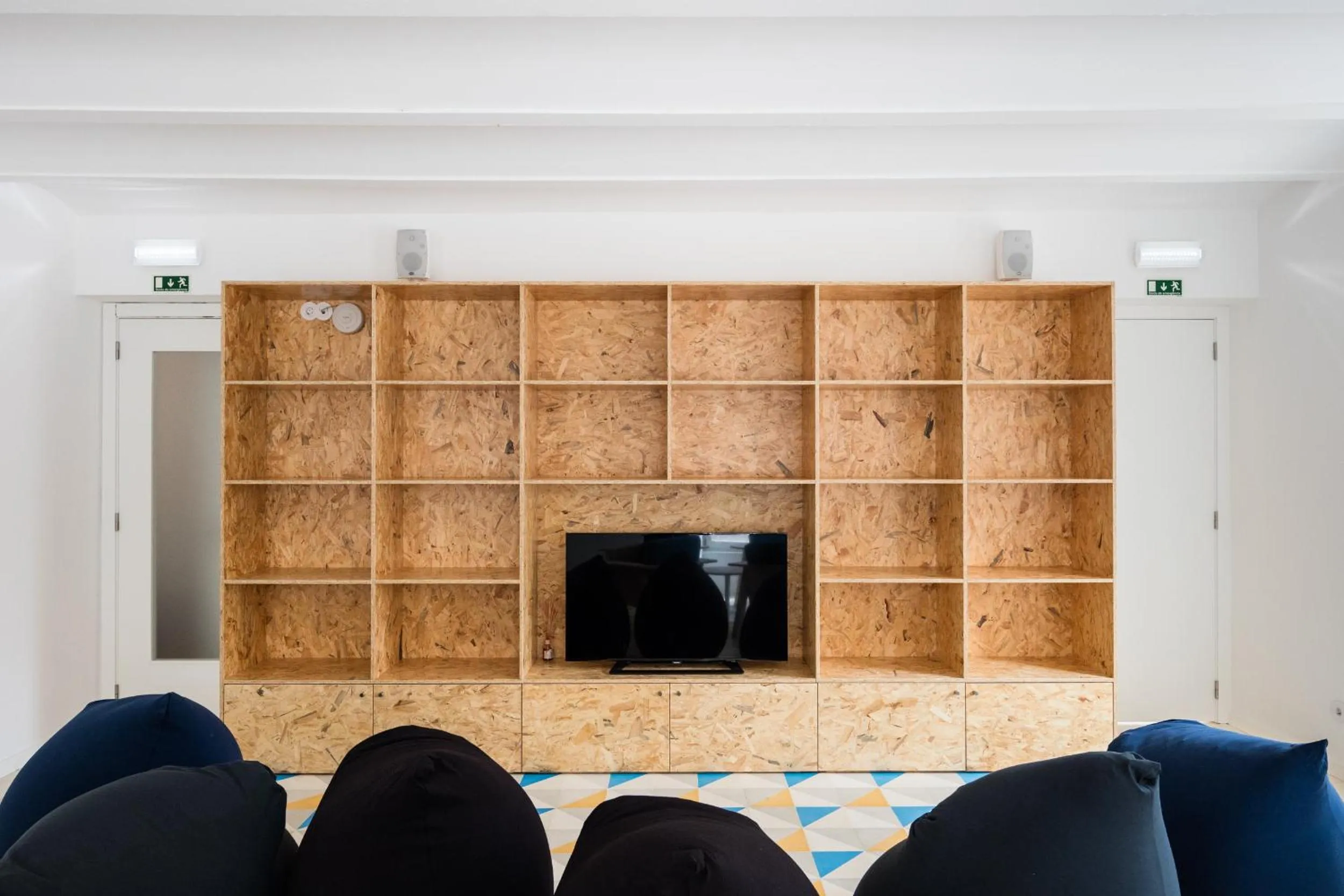 Communal lounge/ TV room in Hostel Conii & Suites Algarve