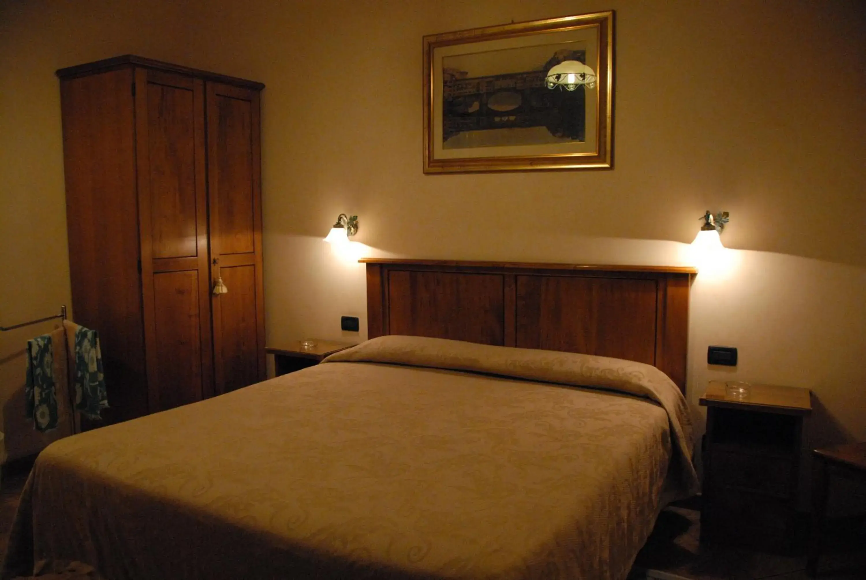 Double Room with Shared Bathroom - single occupancy in Hotel Margaret Double Room with Shared Bathroom - single occupancy in Hotel Margaret