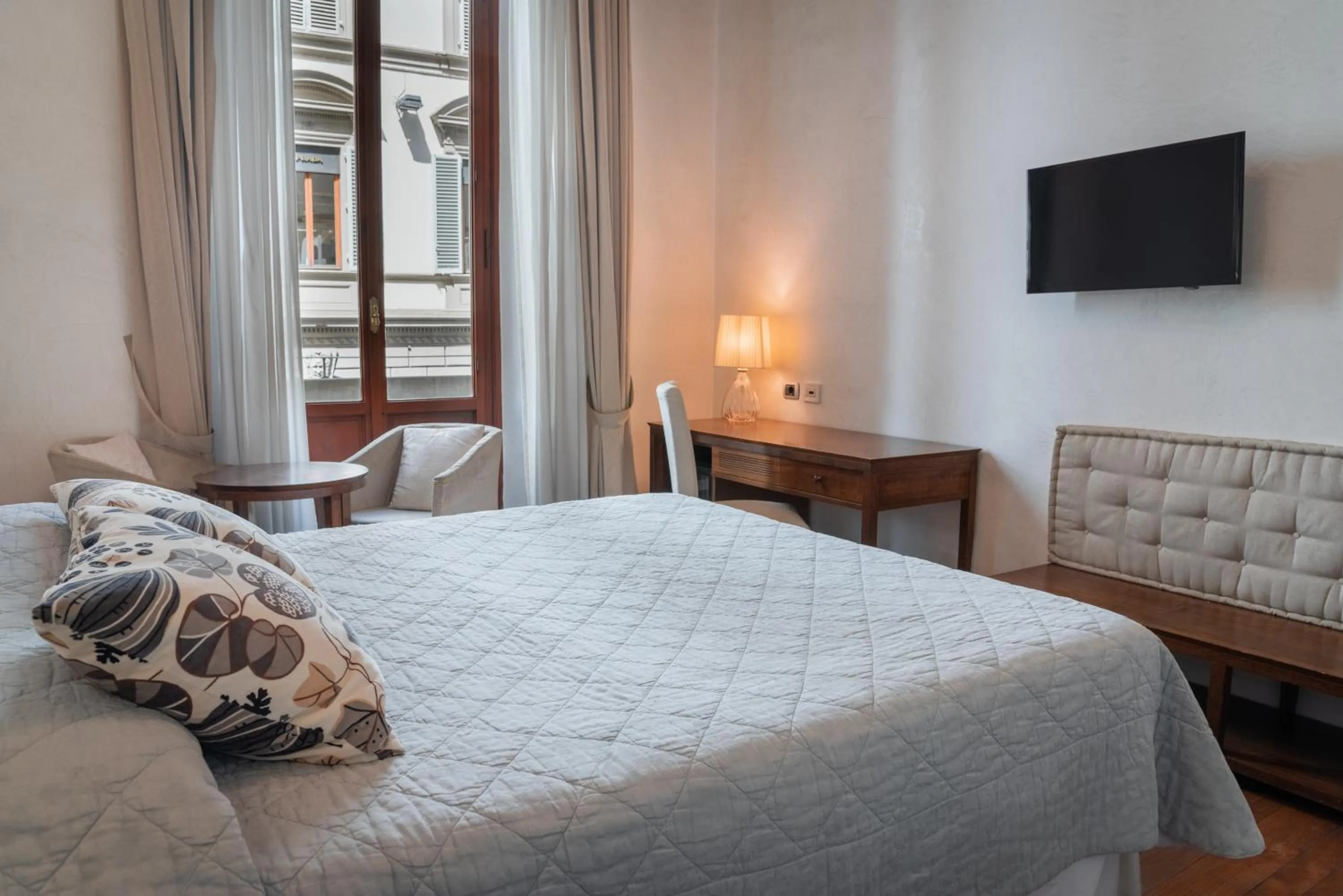 TV and multimedia, Bed in Il Salotto Di Firenze