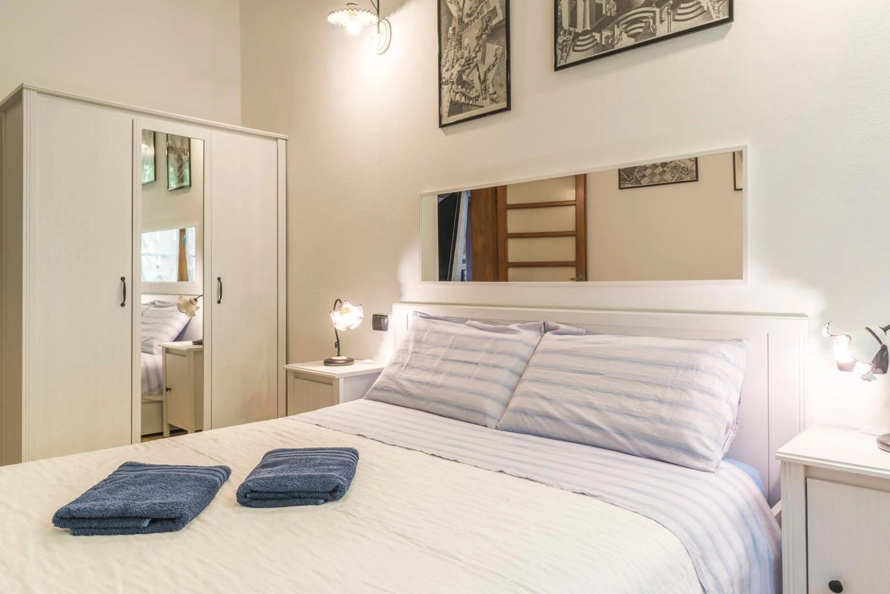 Photo of the whole room, Bed in Relais des Roches