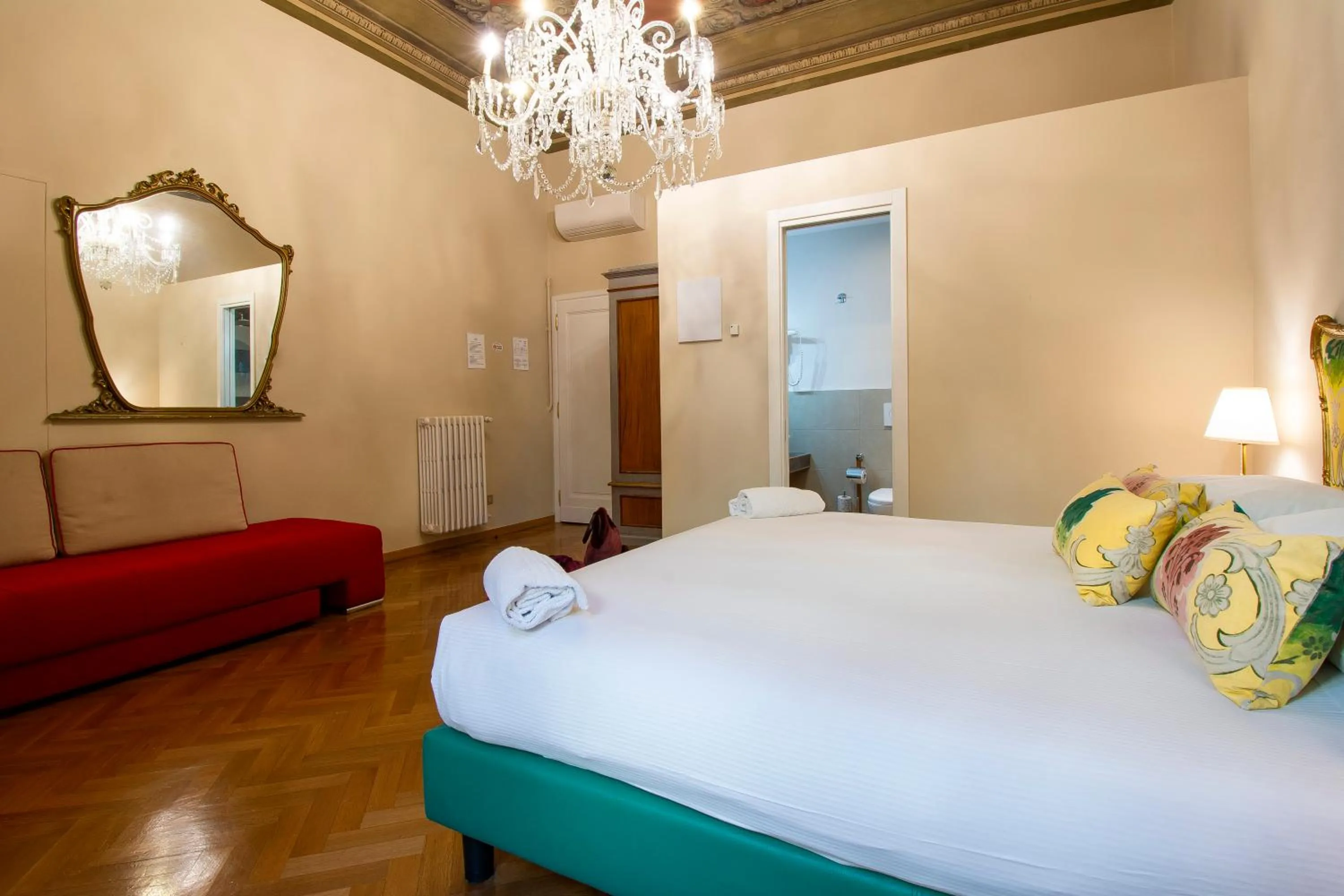 Bedroom, Bed in N4U Guest House Florence