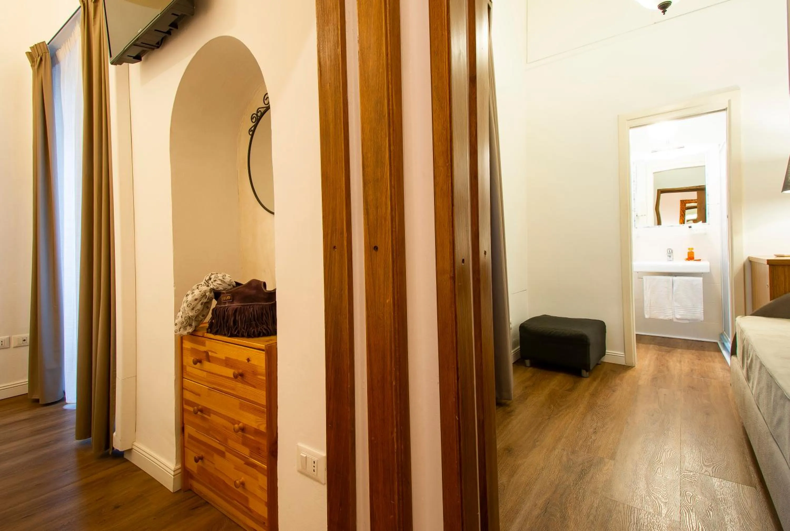 Bathroom, Bed in N4U Guest House Florence