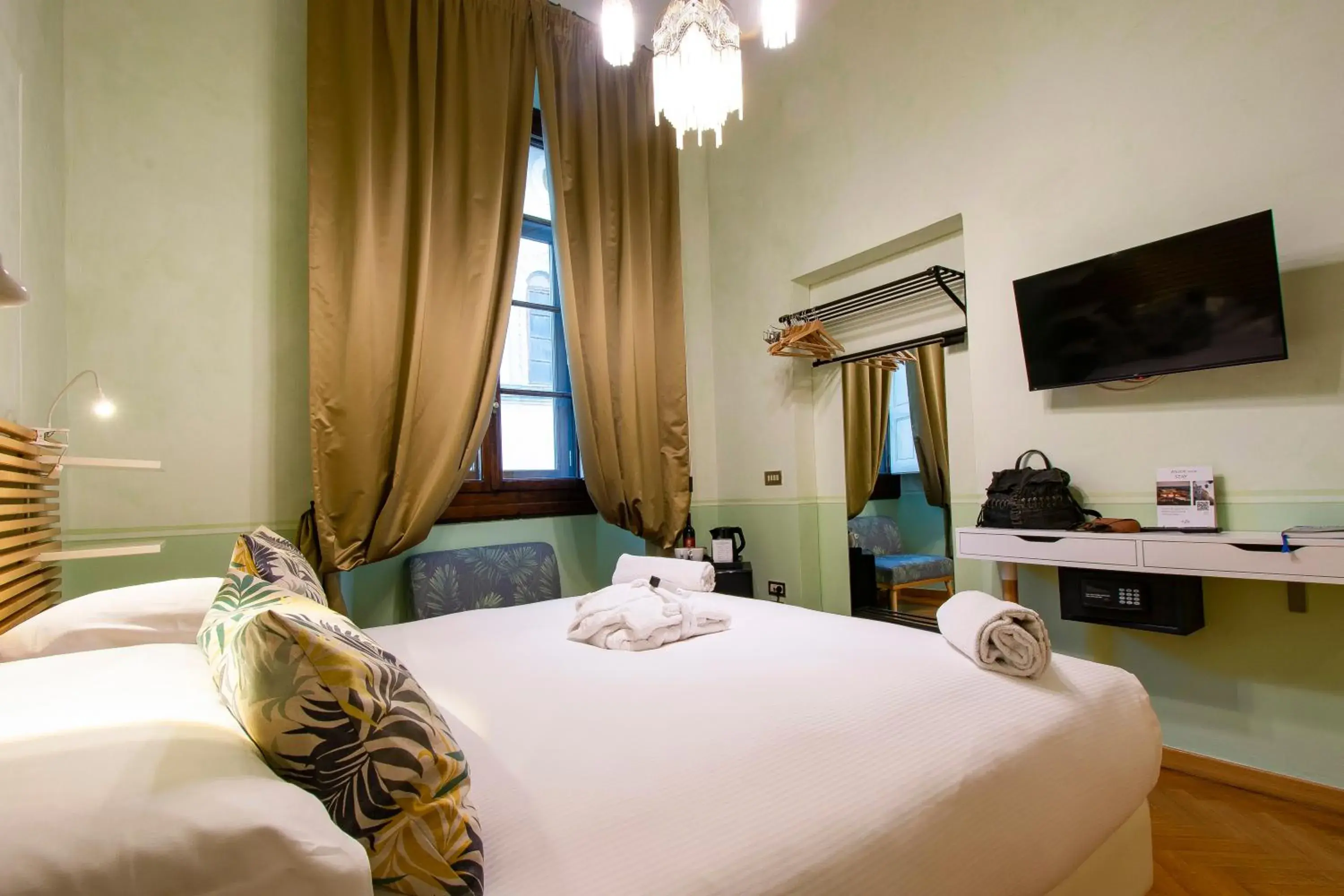 Double or Twin Room in N4U Guest House Florence Double or Twin Room in N4U Guest House Florence