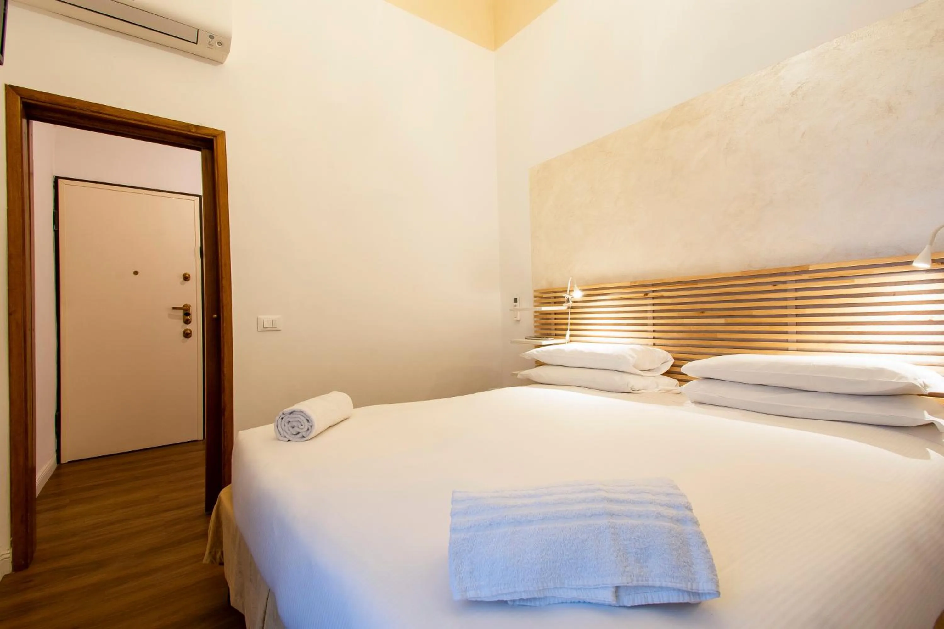 Bedroom, Bed in N4U Guest House Florence