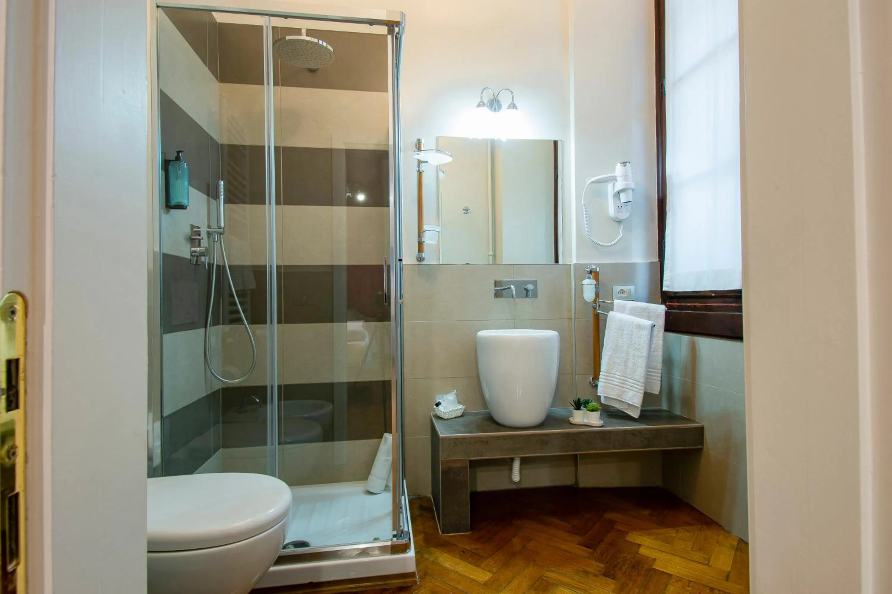 Toilet in N4U Guest House Florence