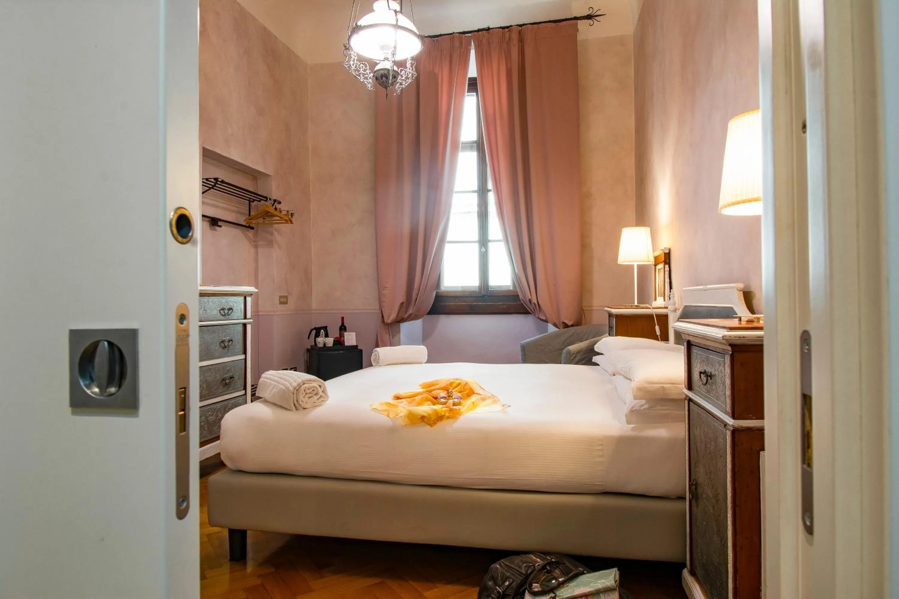 Bedroom, Bed in N4U Guest House Florence