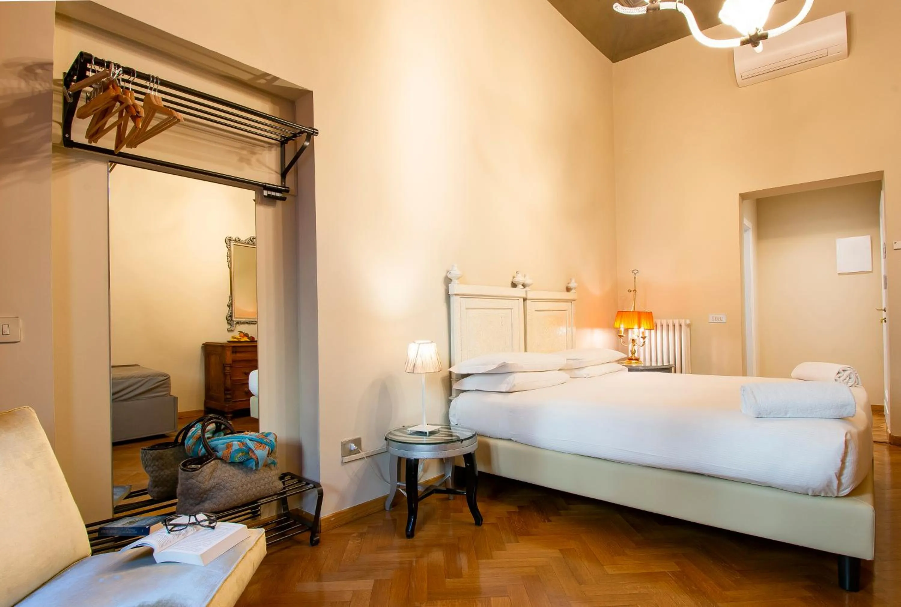 Bedroom, Bed in N4U Guest House Florence