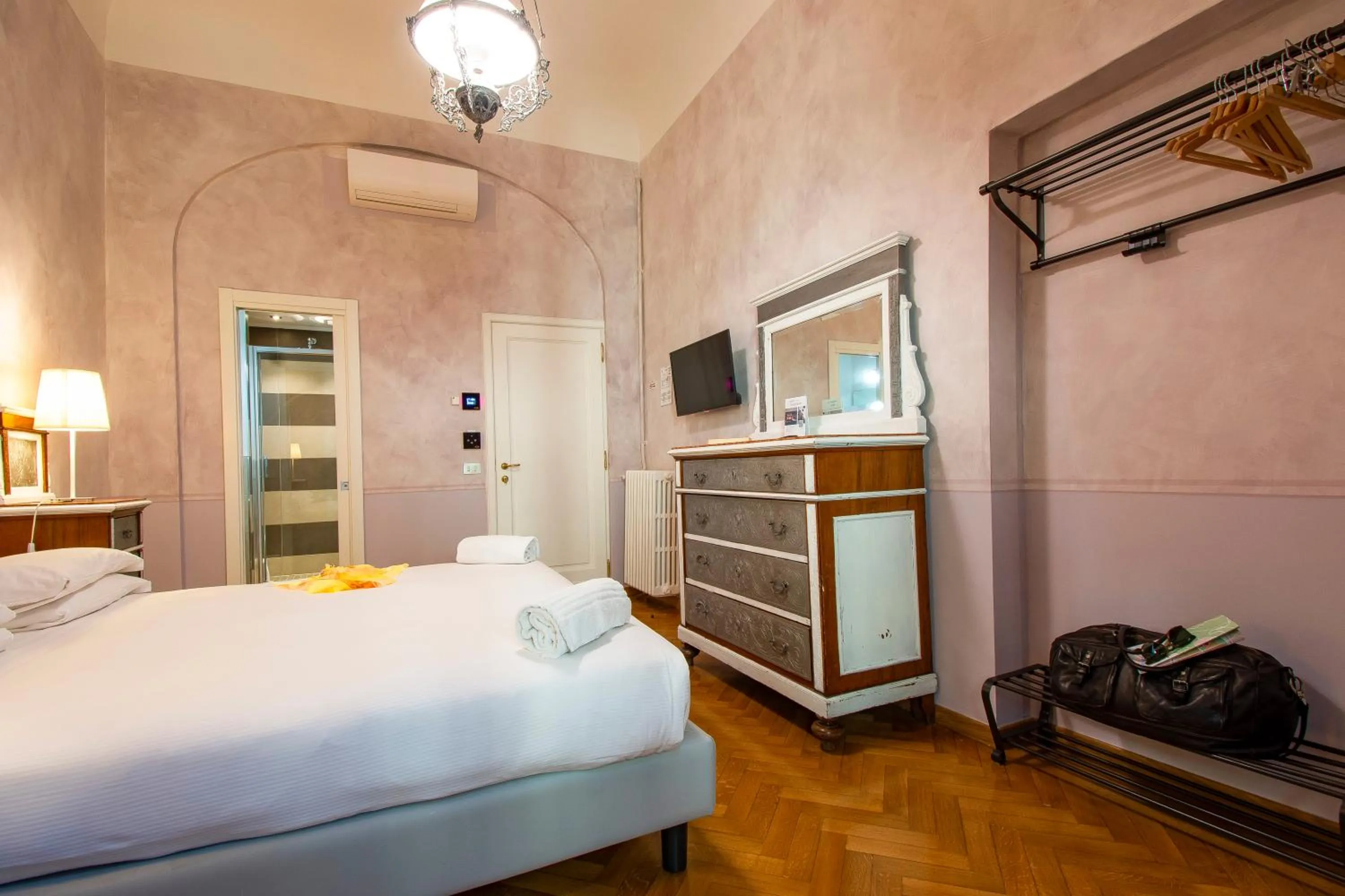 Bedroom, Bed in N4U Guest House Florence