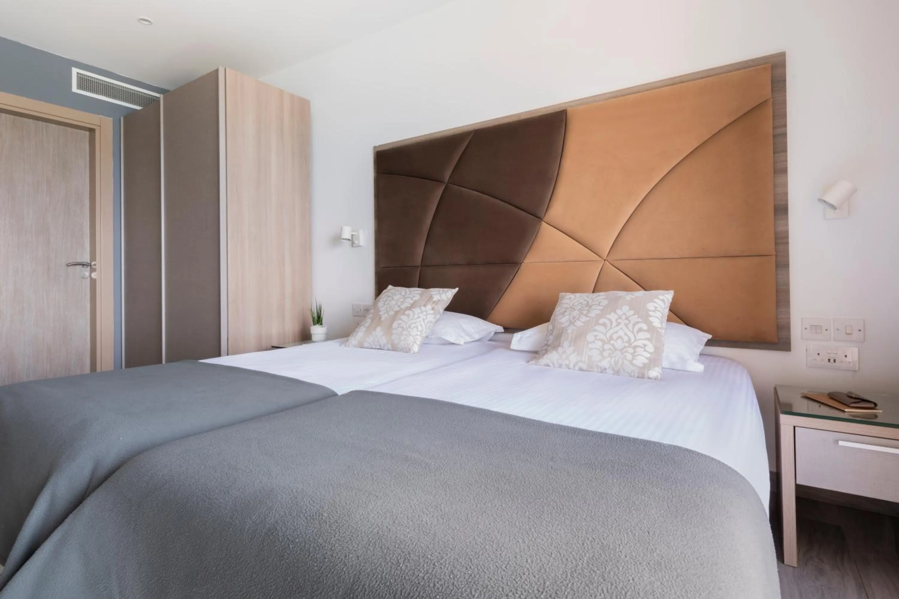 Bedroom, Bed in Plaza Regency Hotels