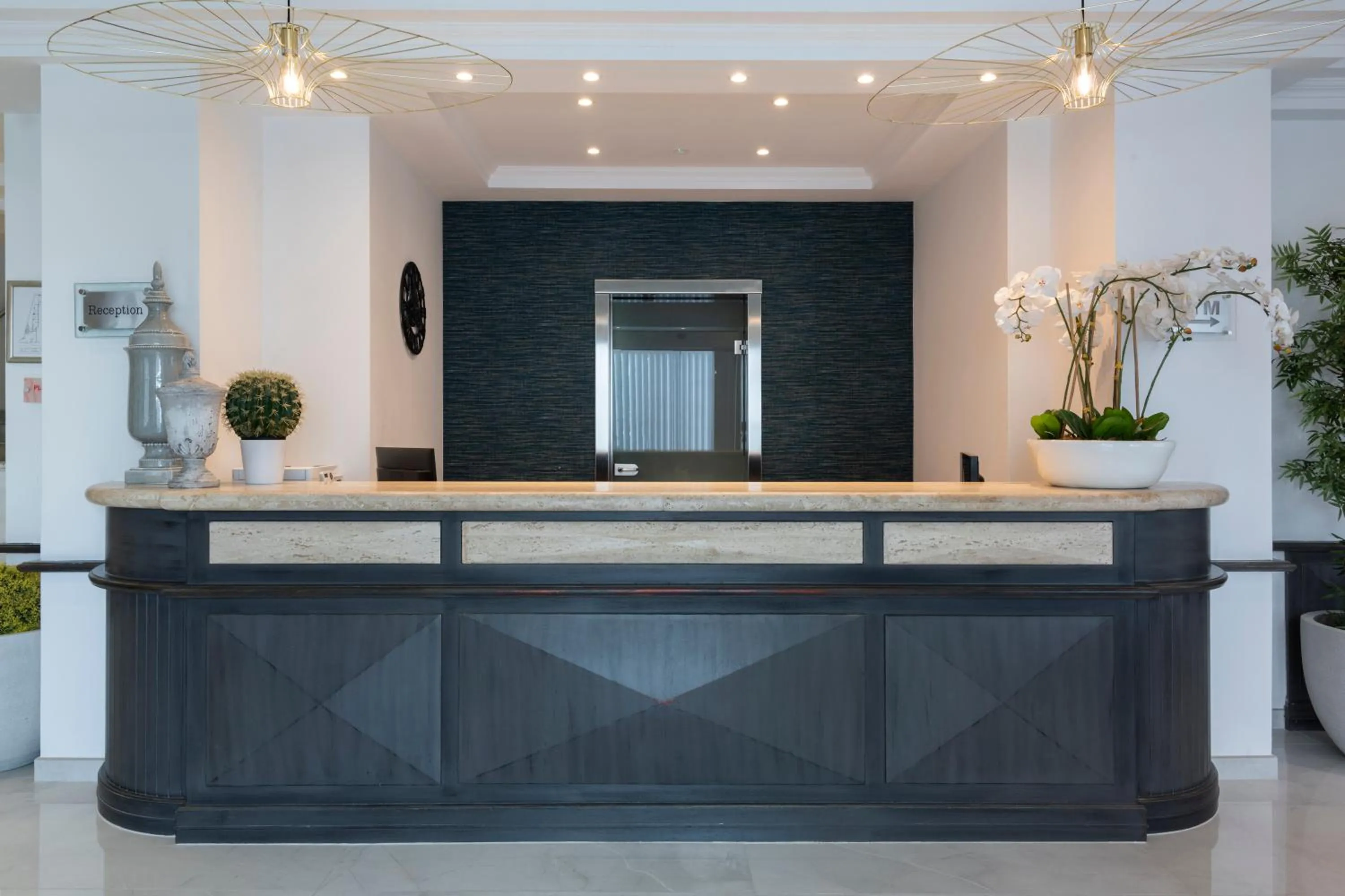 Lobby or reception in Plaza Regency Hotels