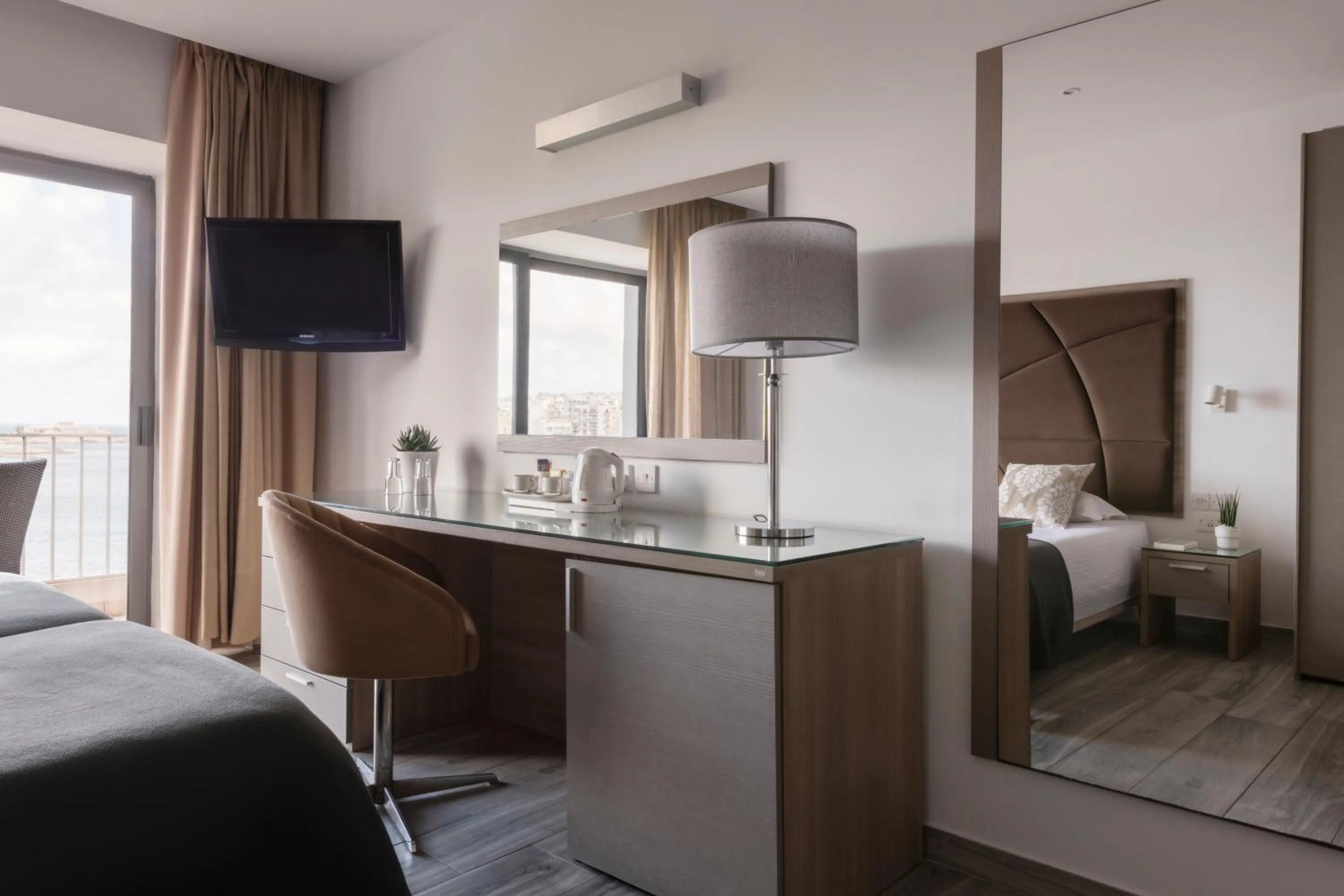 Bathroom, Bed in Plaza Regency Hotels