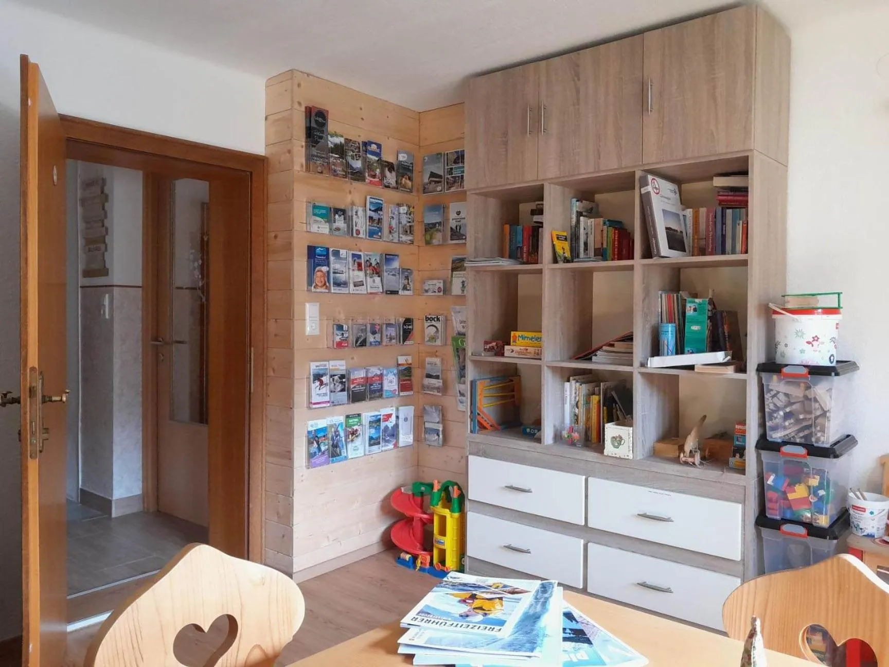 Communal lounge/ TV room in Pension zu Hause