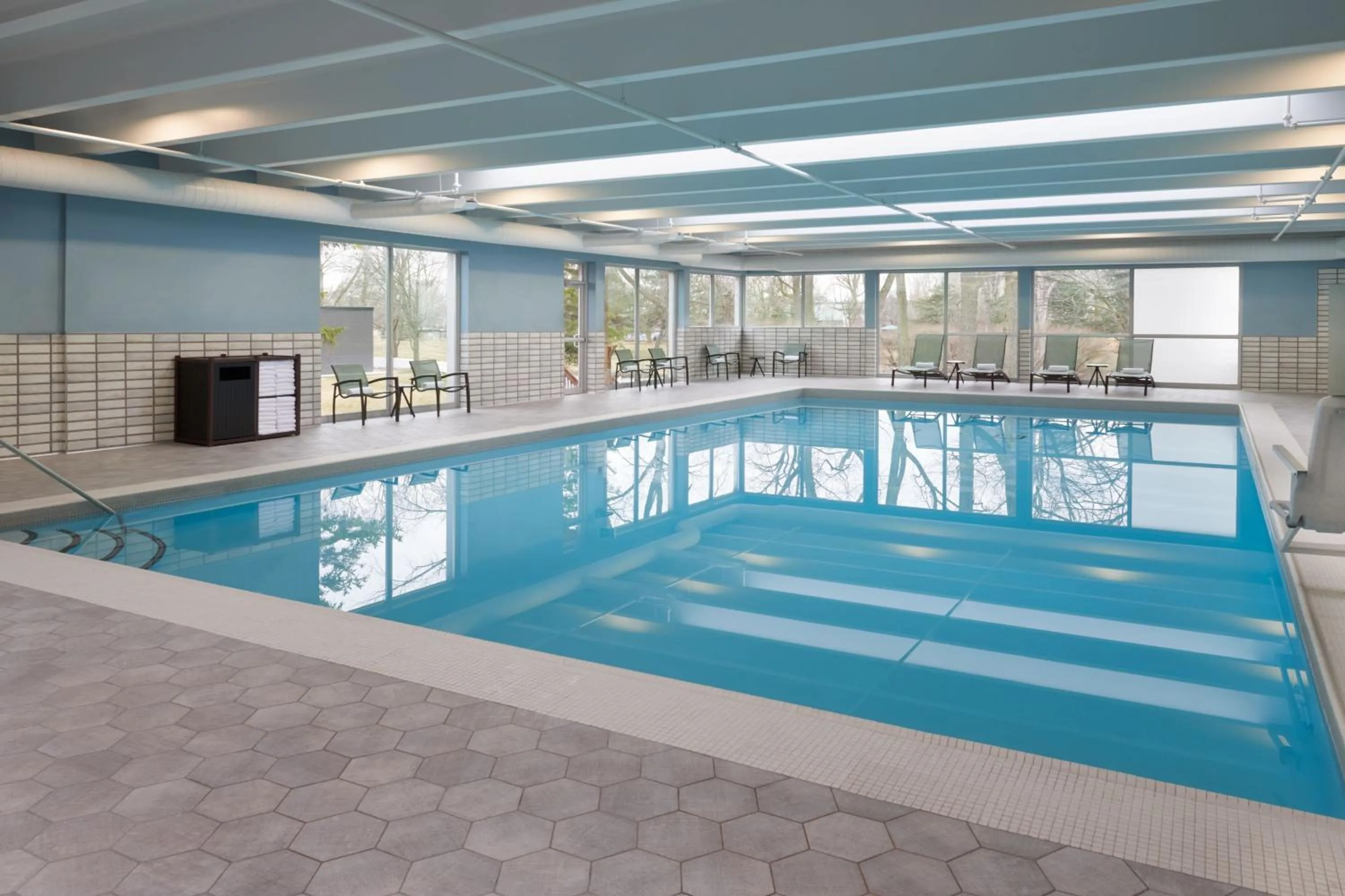 Swimming pool in Four Points by Sheraton Point Edward Sarnia