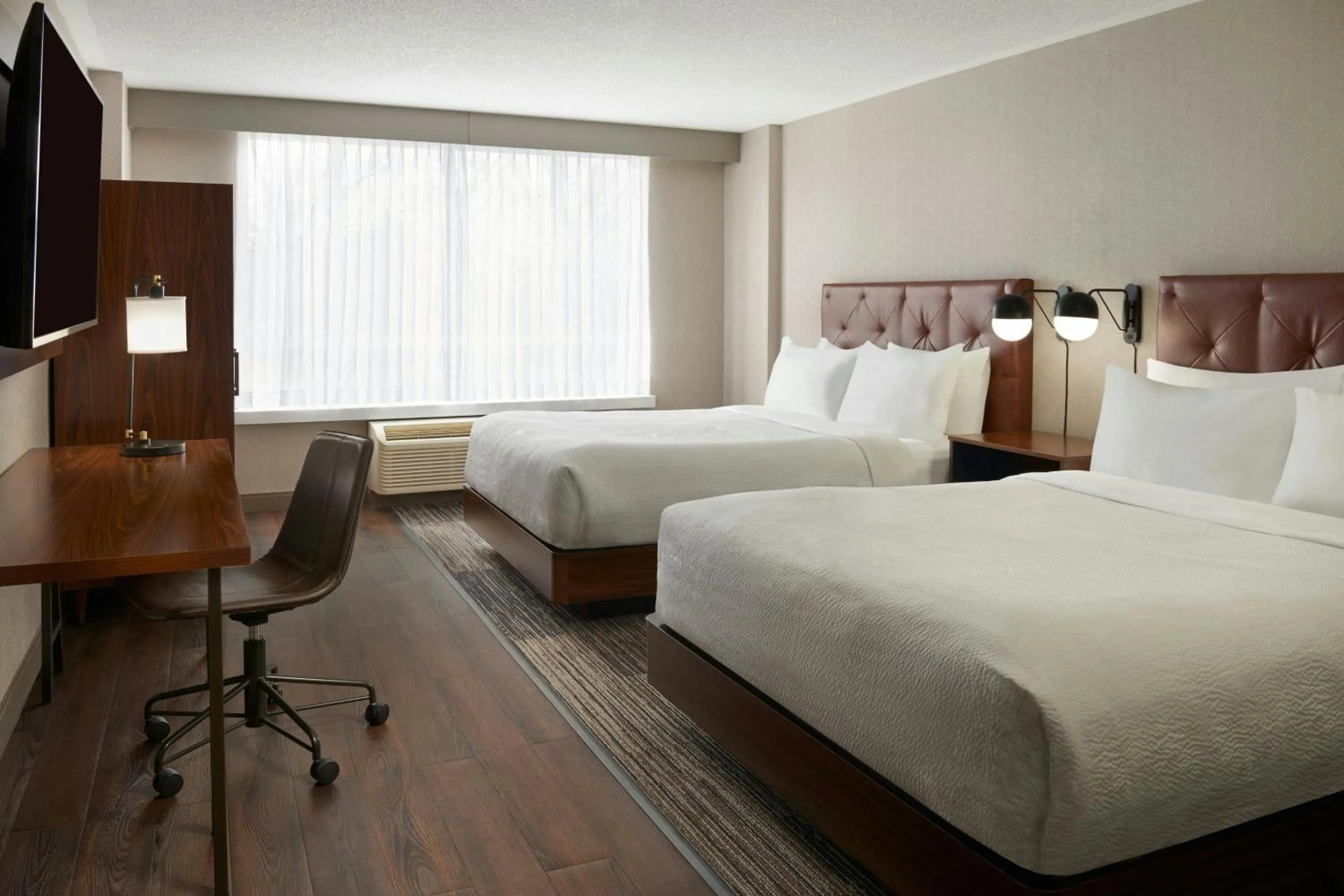 Photo of the whole room, Bed in Four Points by Sheraton Point Edward Sarnia