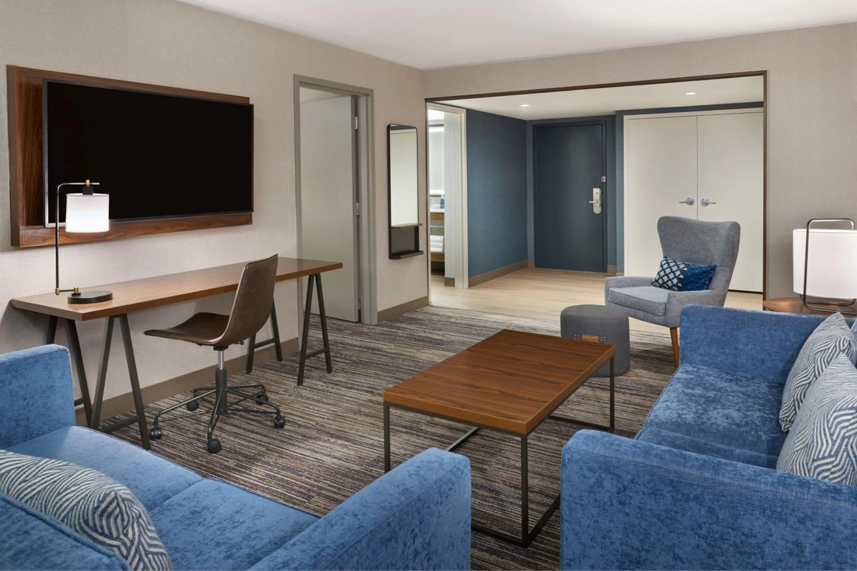 Photo of the whole room in Four Points by Sheraton Point Edward Sarnia