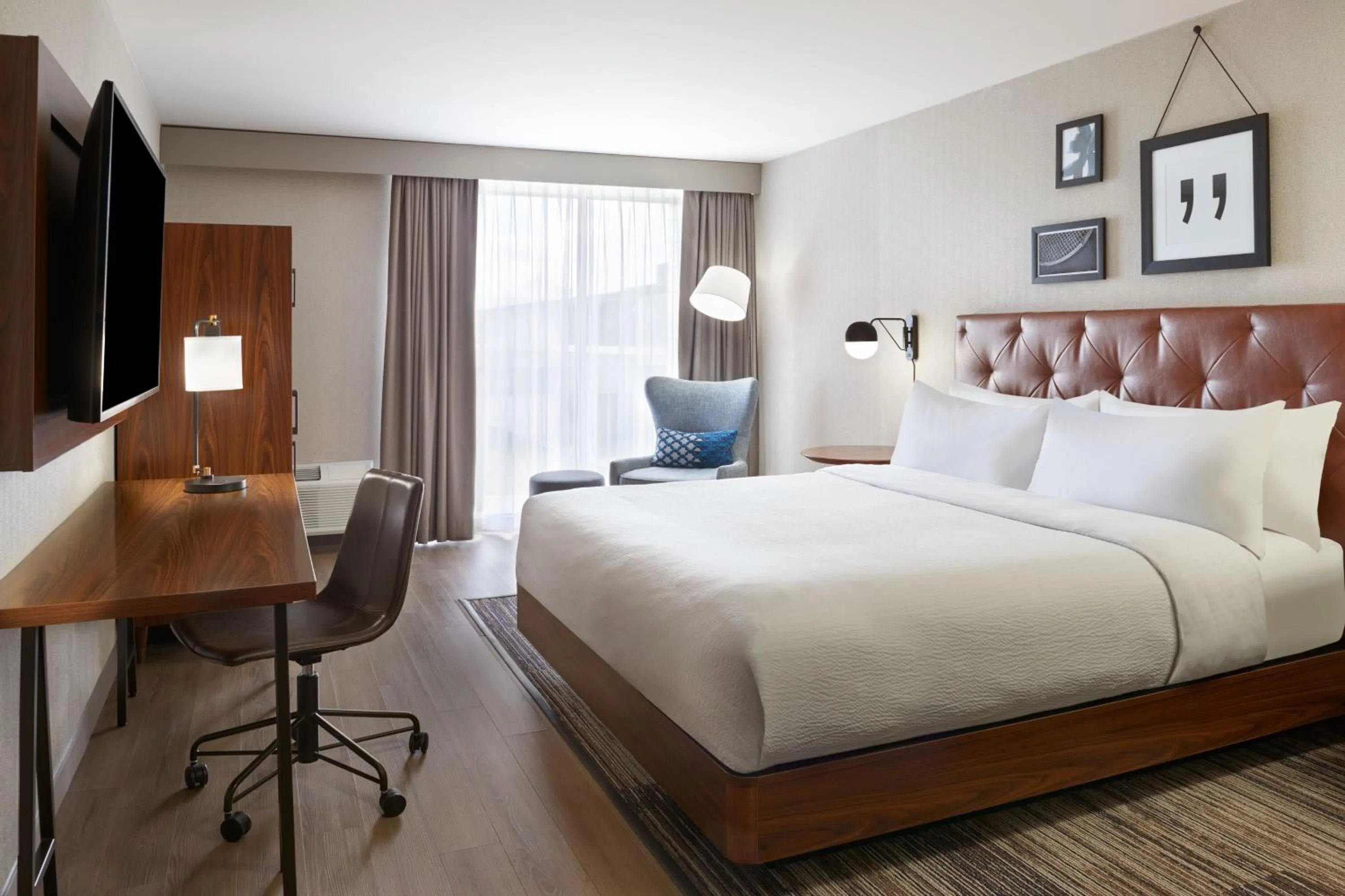 Photo of the whole room, Bed in Four Points by Sheraton Point Edward Sarnia