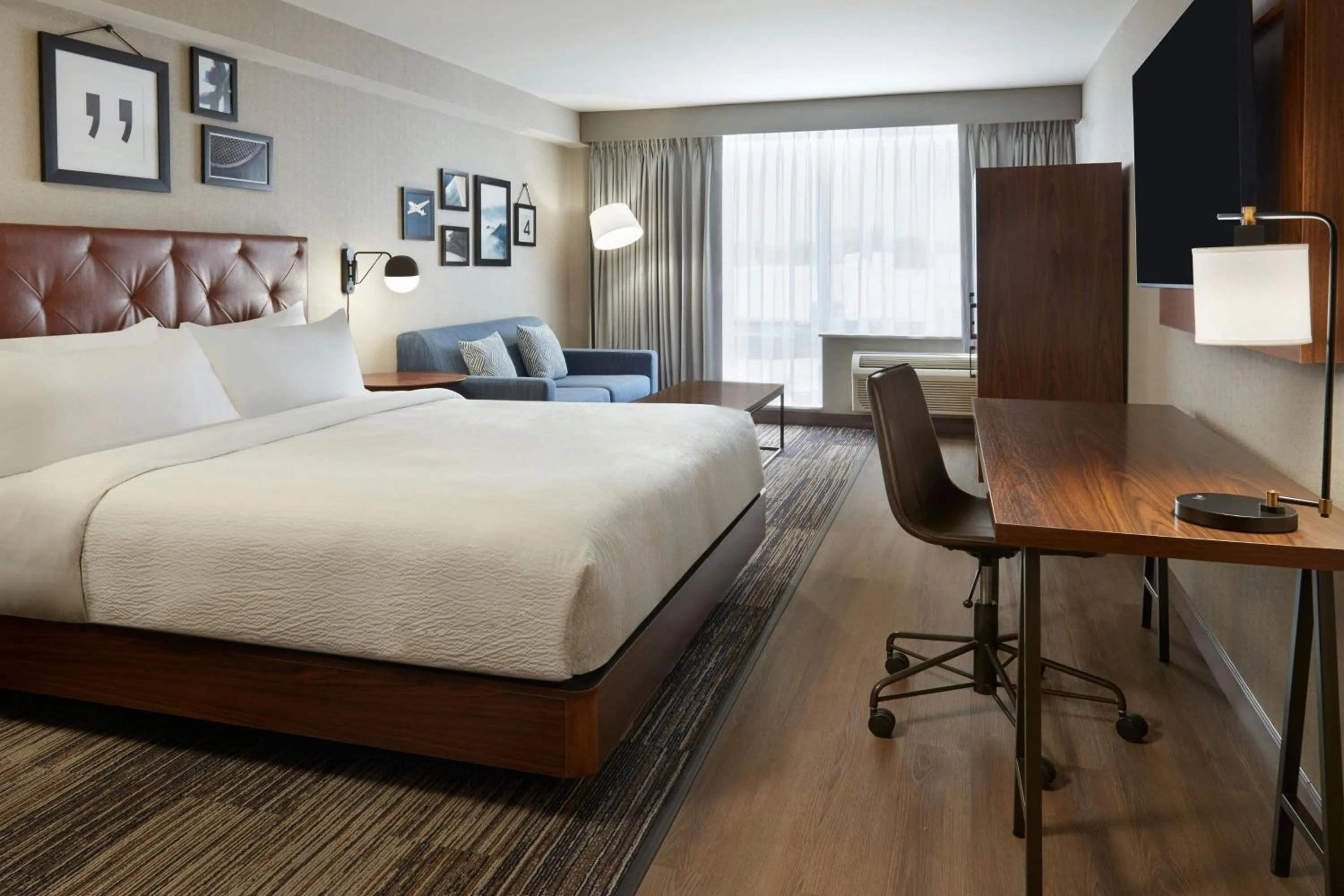 Lounge or bar, Bed in Four Points by Sheraton Point Edward Sarnia