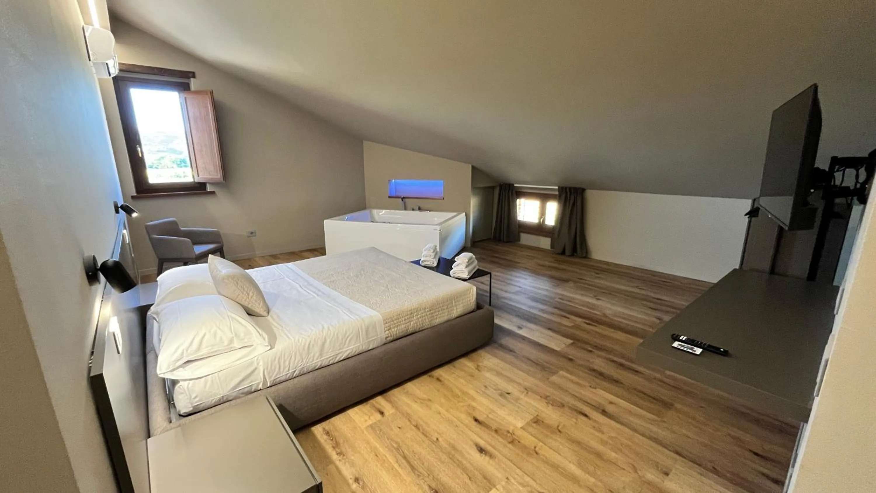 Hot Tub, Bed in Assisium Agriturismo