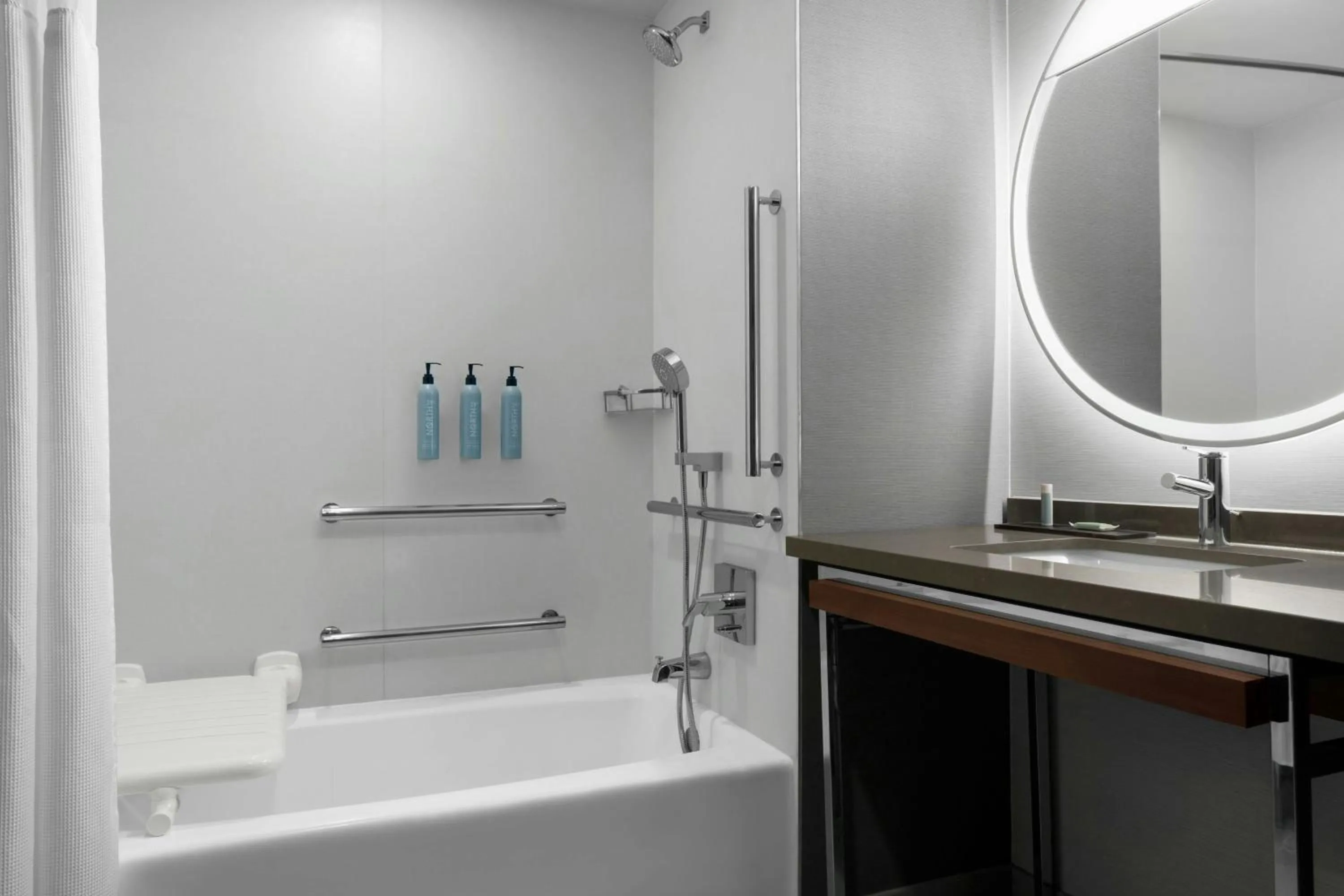 Bathroom in Courtyard San Jose Airport