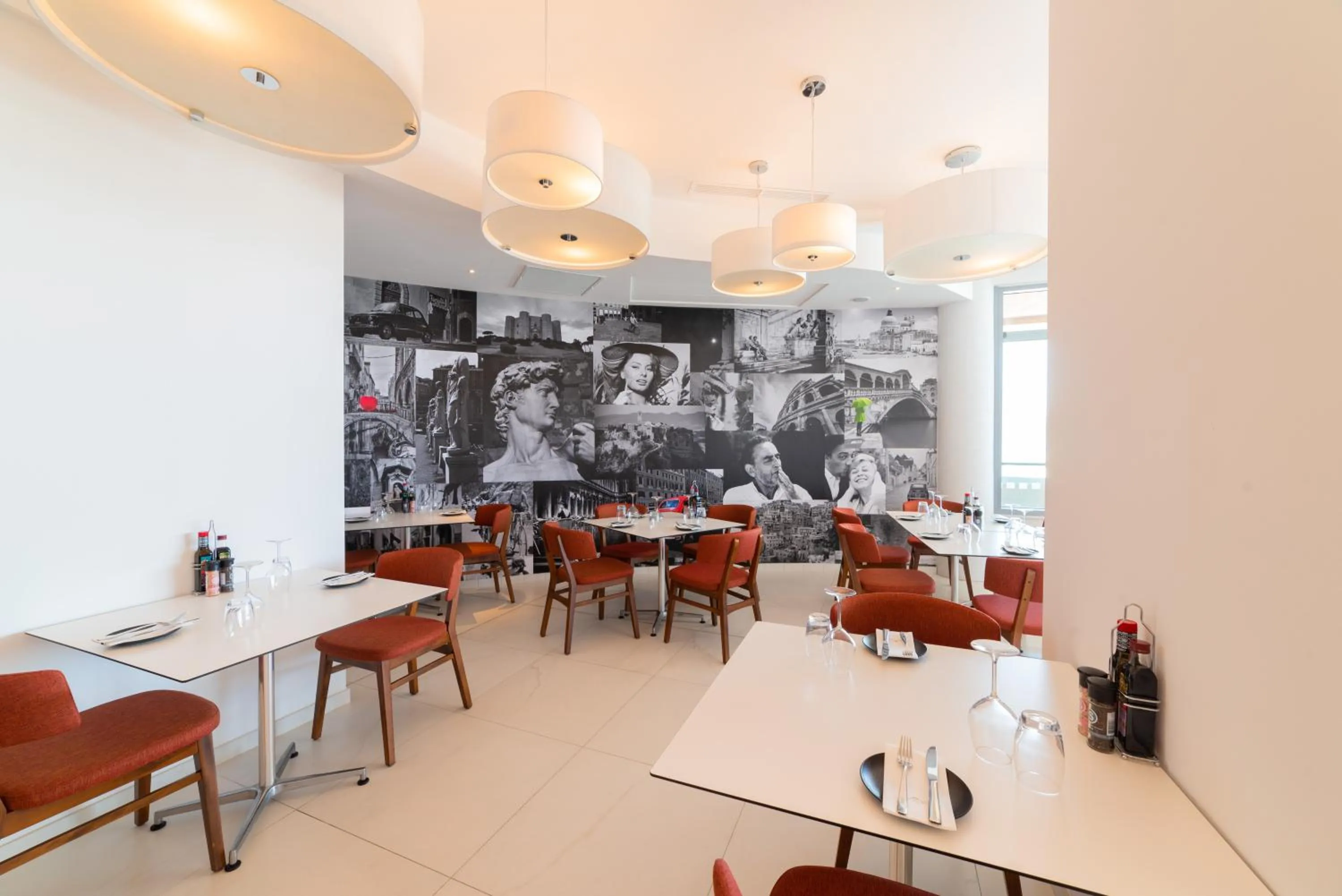 Restaurant/places to eat in Ramla Bay Resort