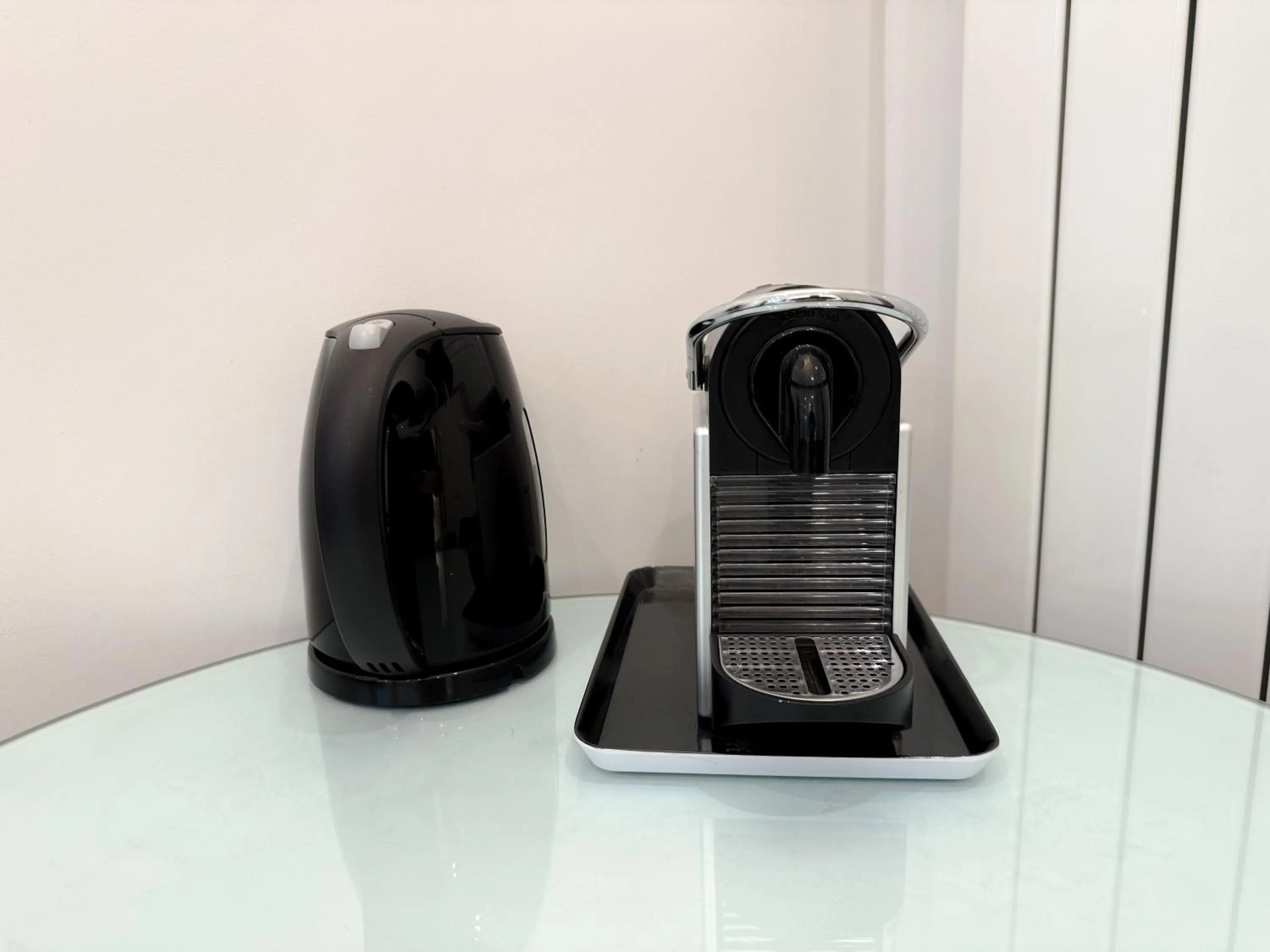 Coffee/tea facilities in Paris Square