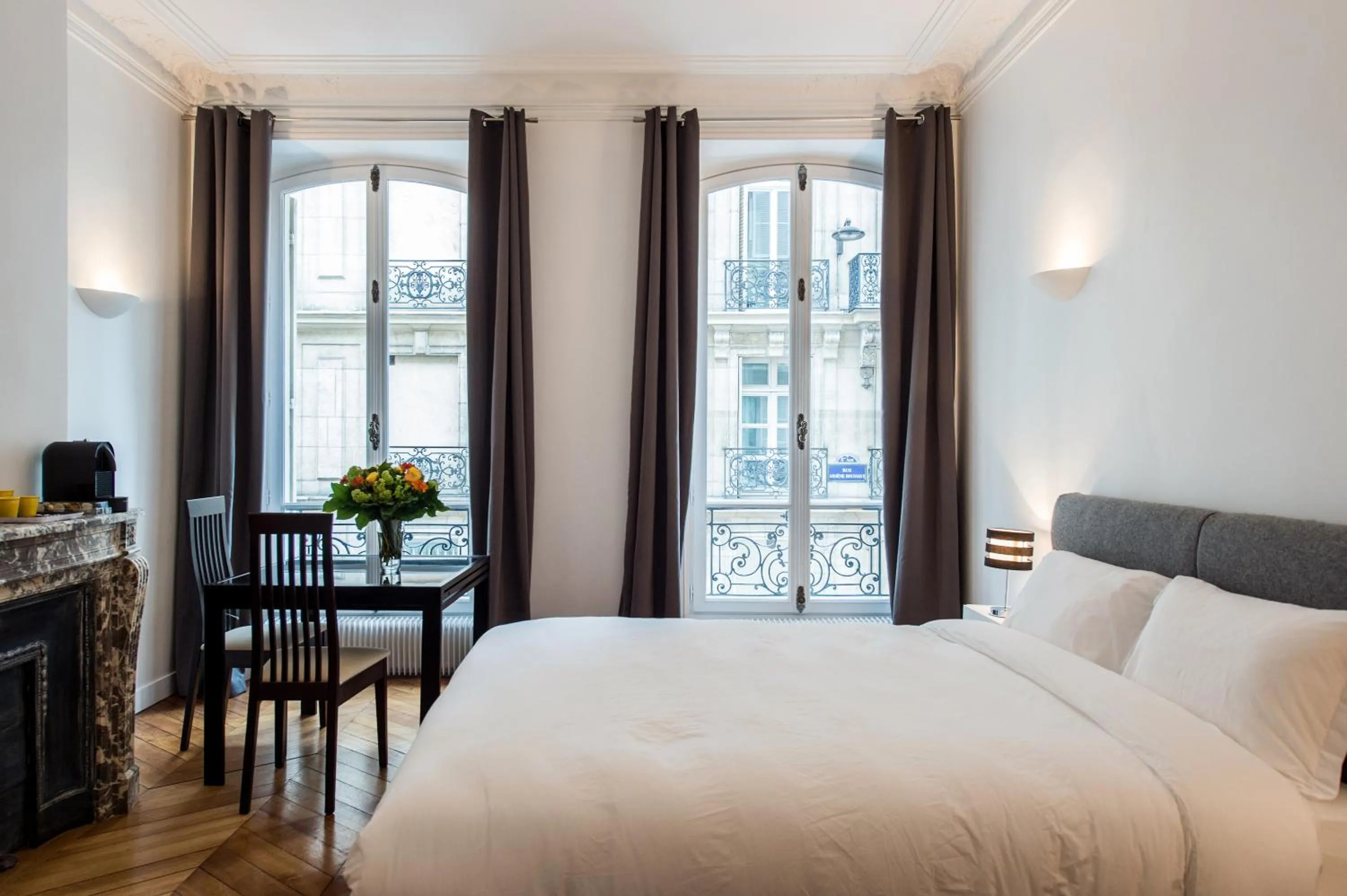 Photo of the whole room, Bed in Paris Square