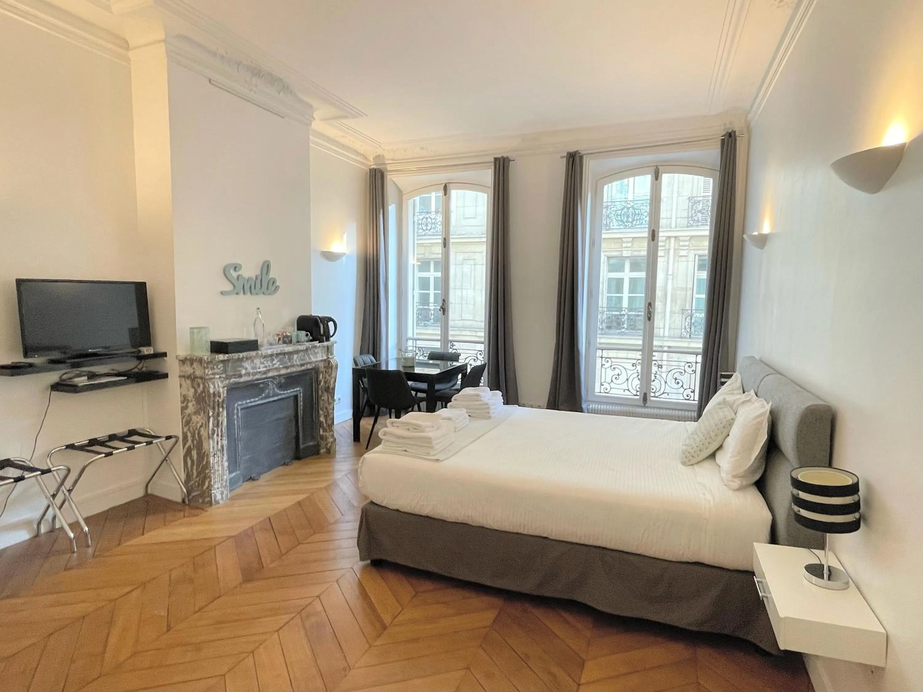 Photo of the whole room, Bed in Paris Square