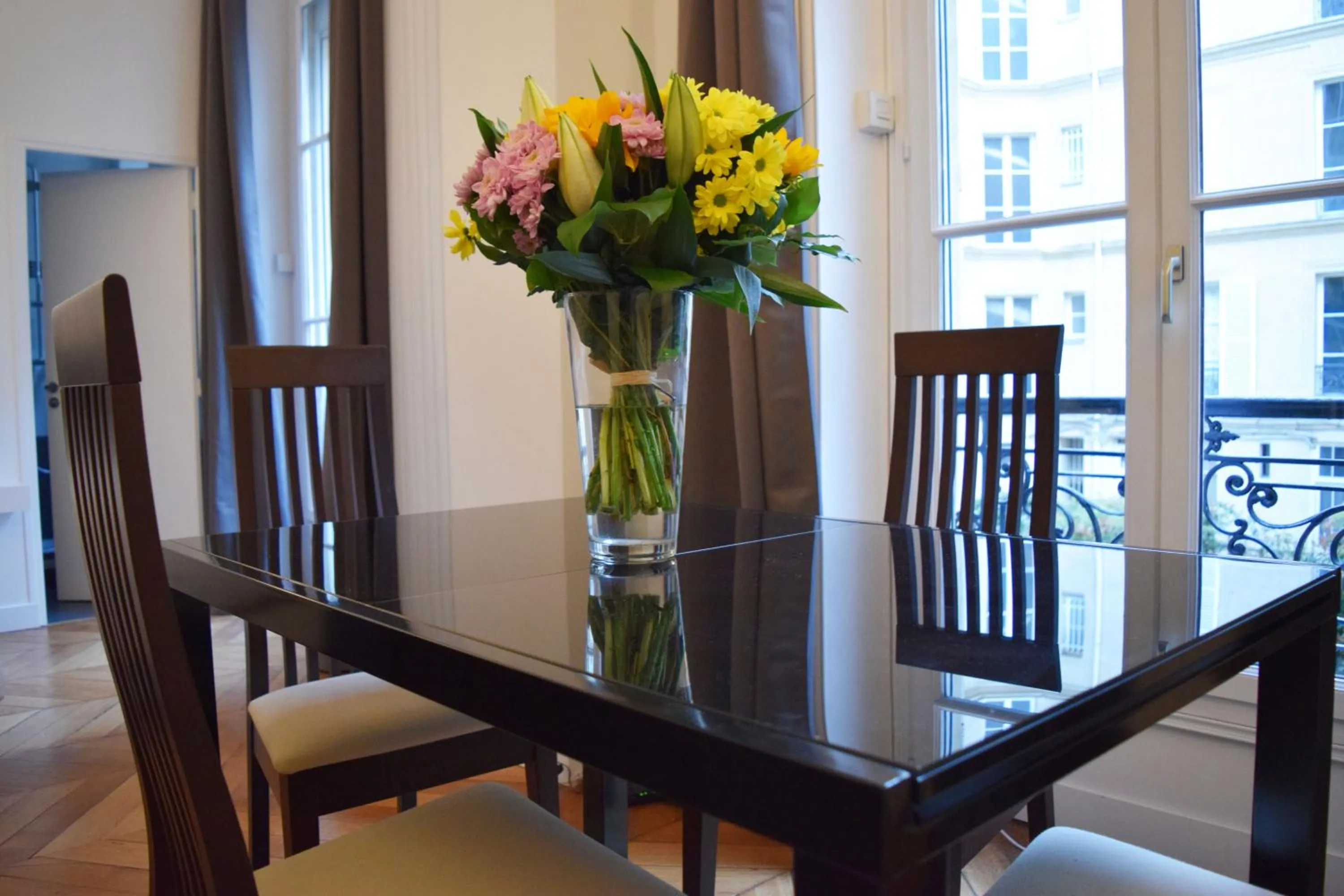 Living room in Paris Square