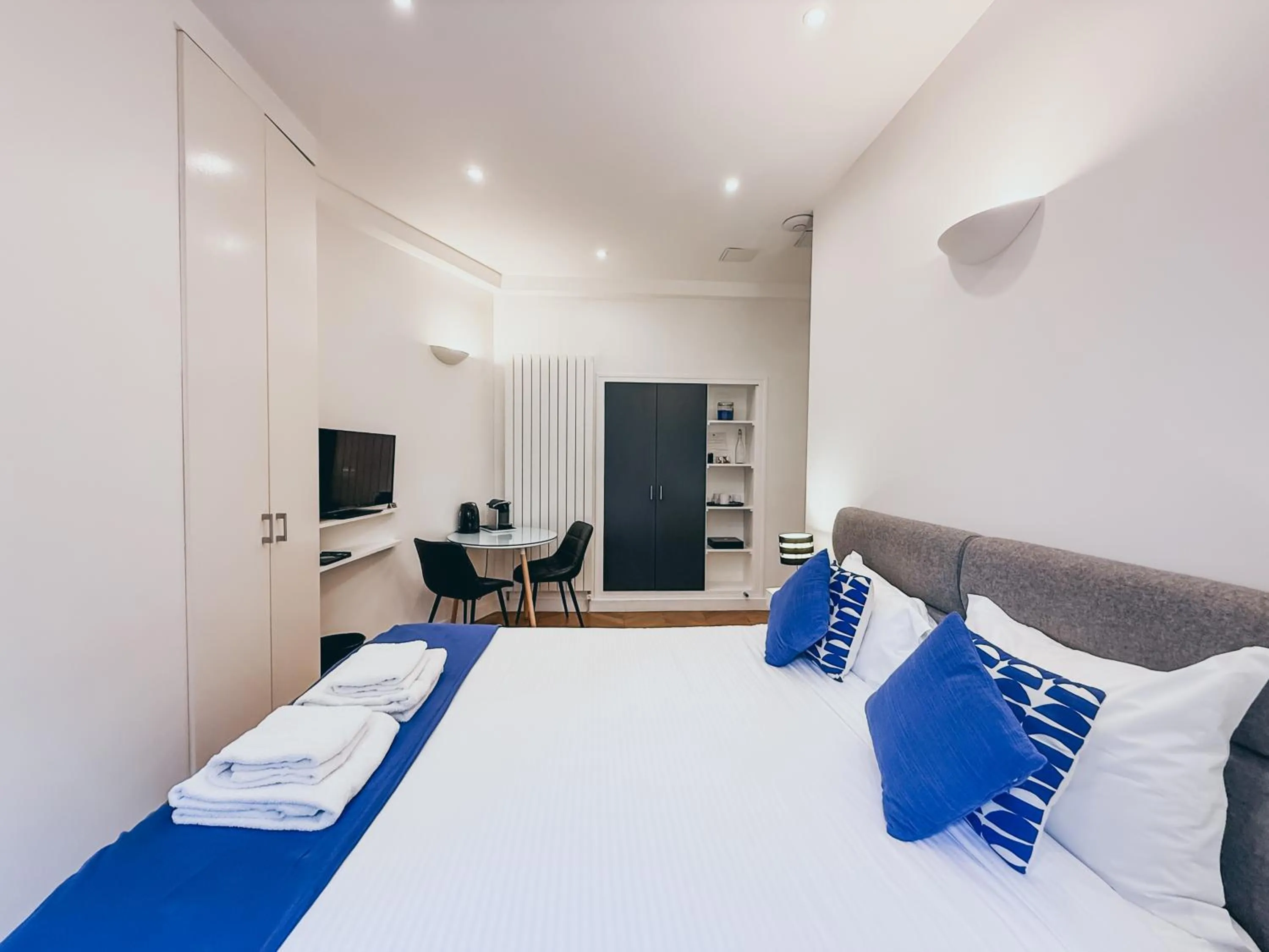 Photo of the whole room, Bed in Paris Square