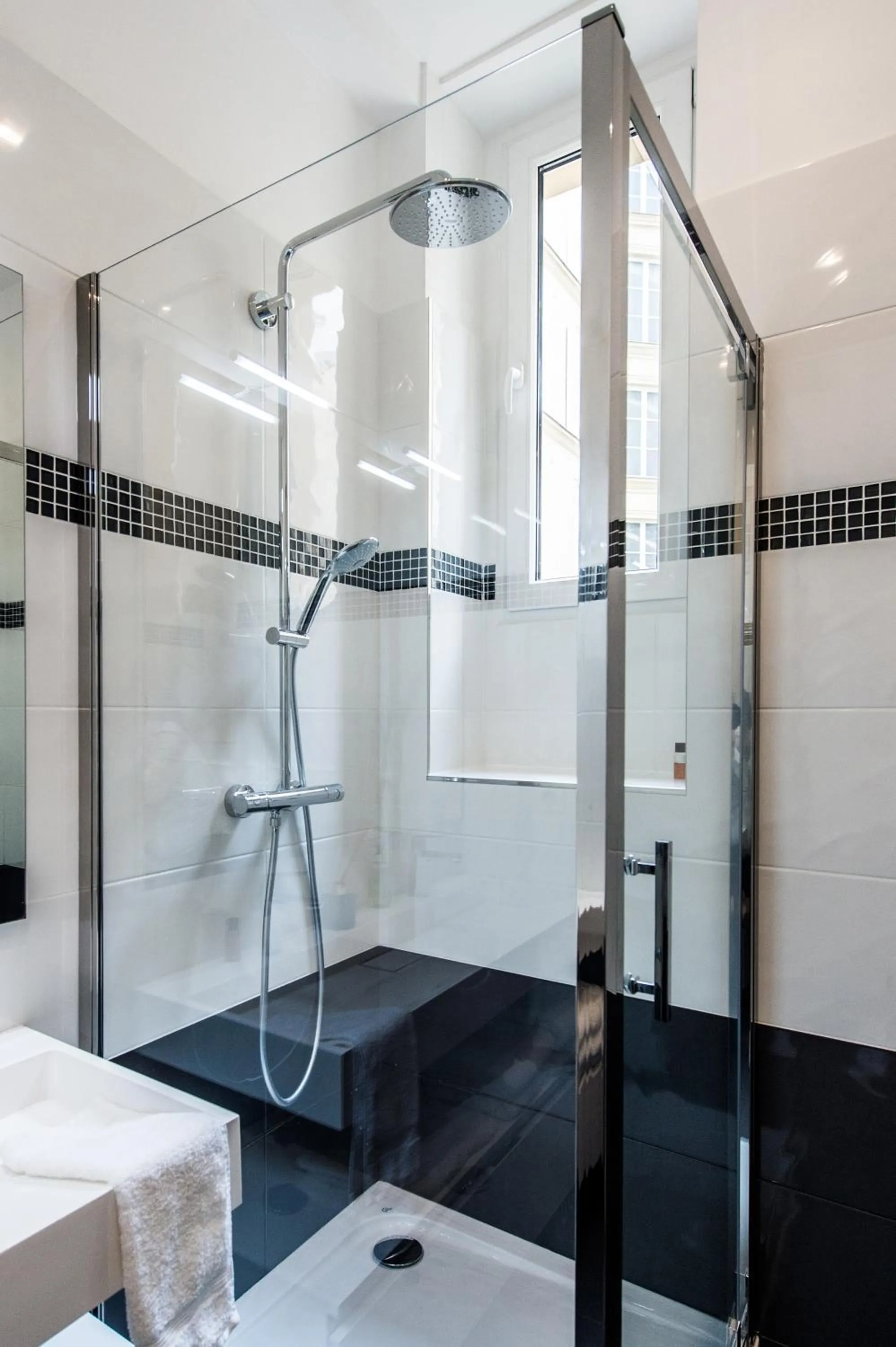 Bathroom in Paris Square