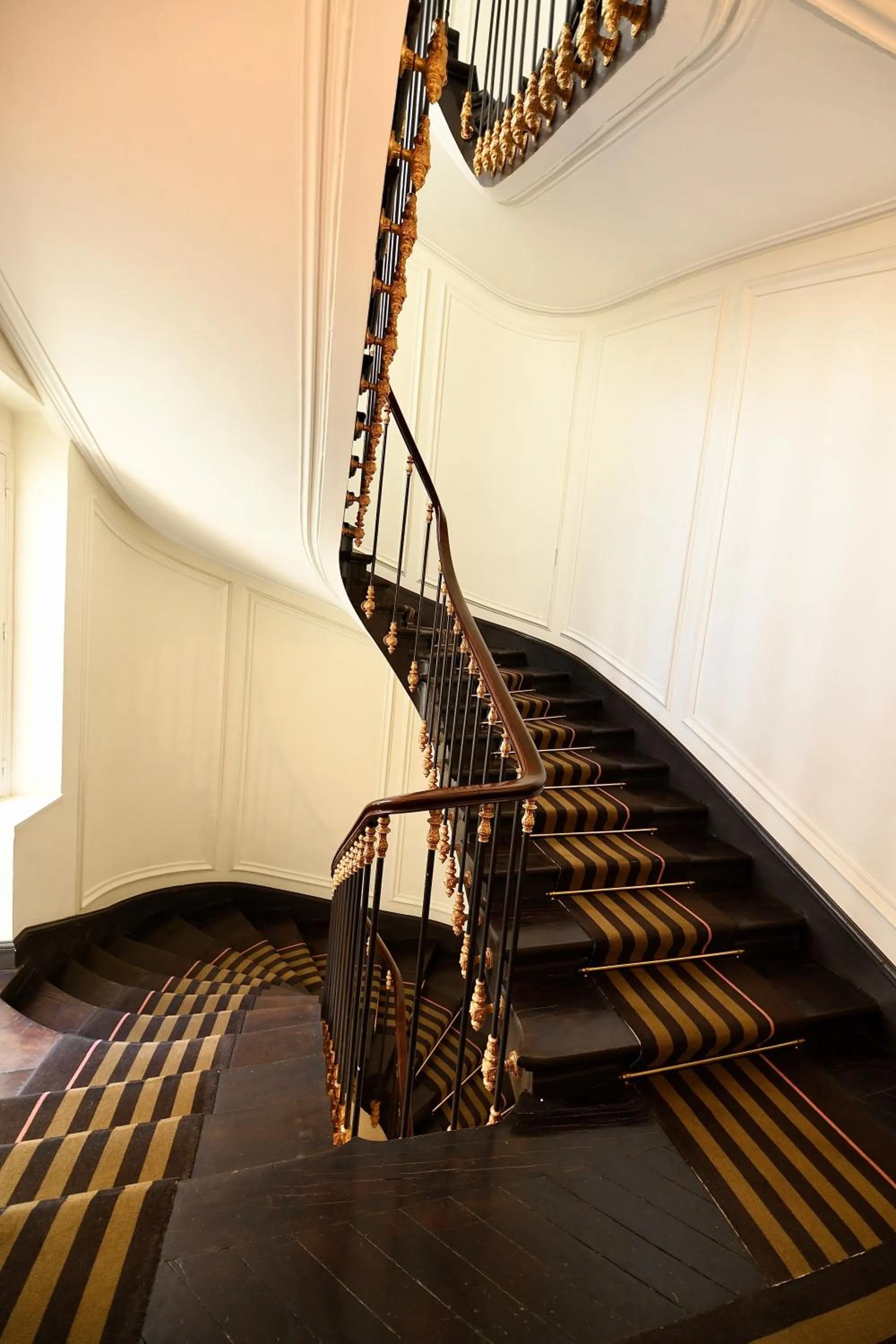 Area and facilities in Paris Square