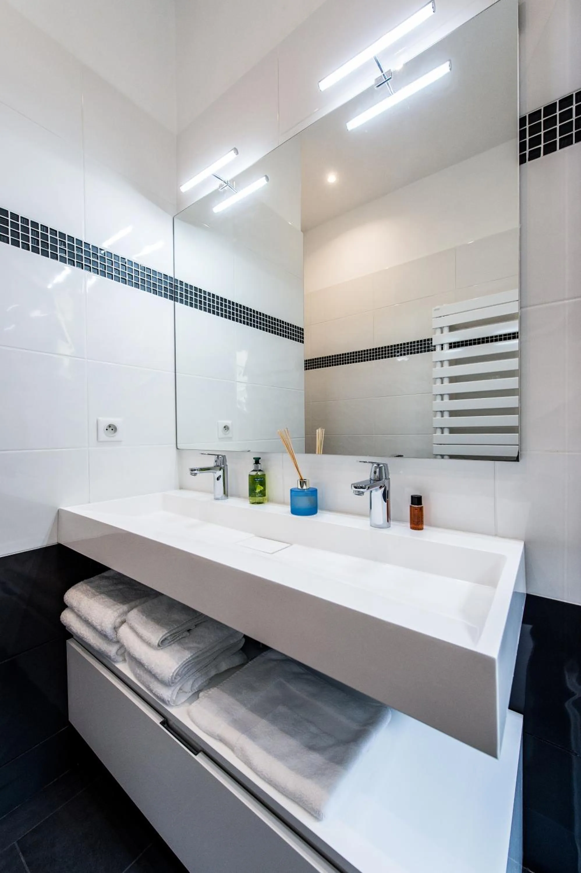 Bathroom in Paris Square