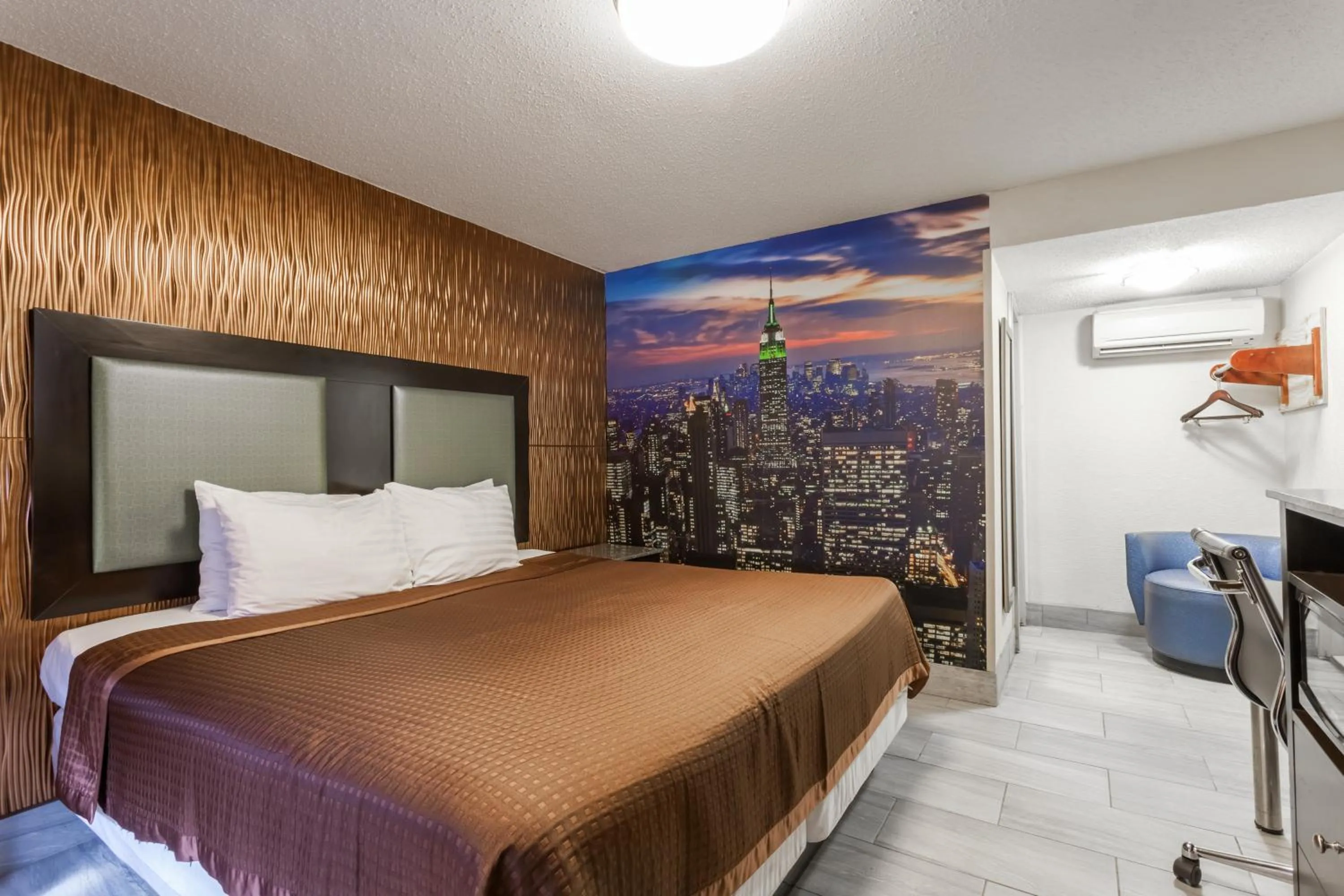 Photo of the whole room, Bed in Travelodge by Wyndham South Hackensack