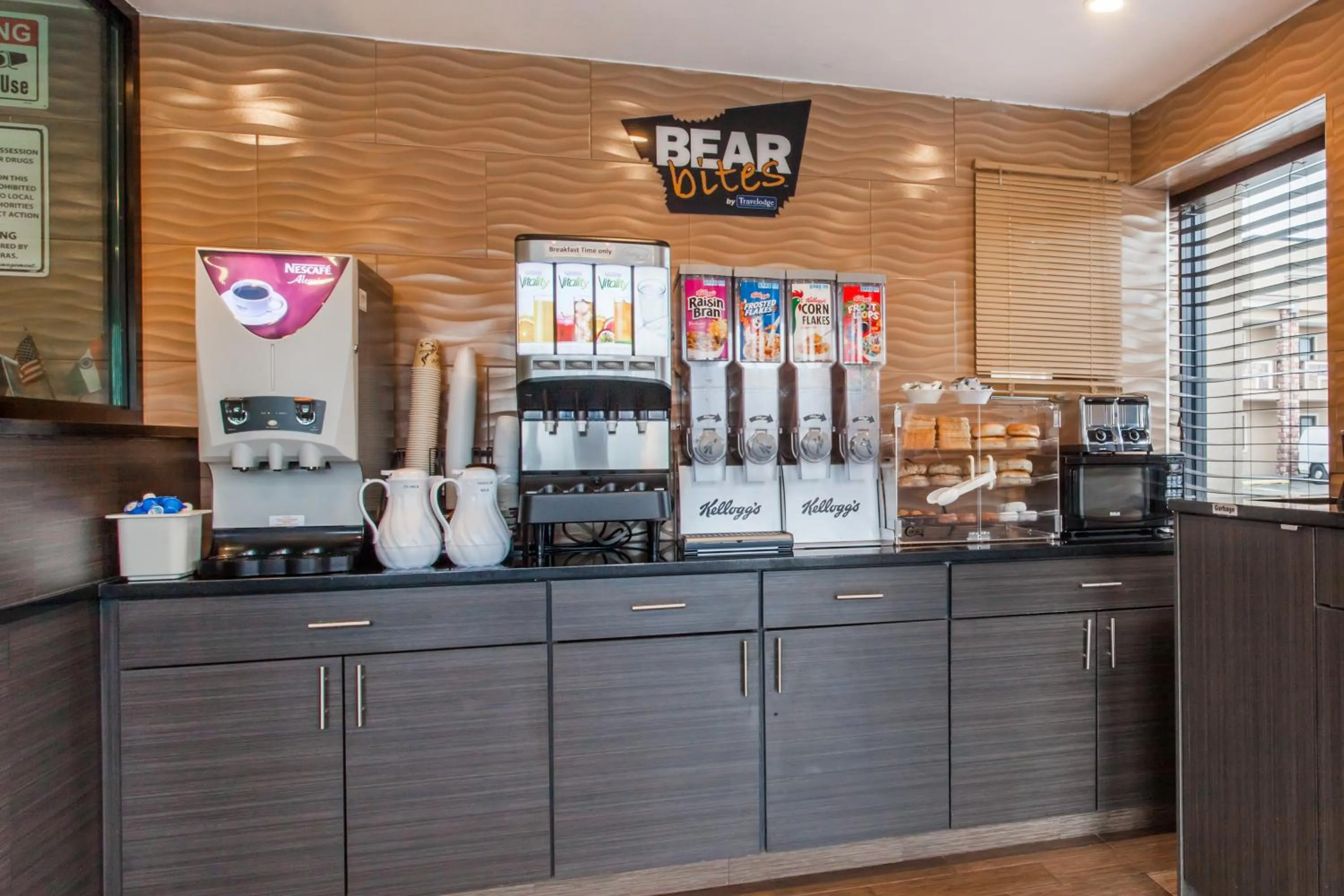 Coffee/tea facilities in Travelodge by Wyndham South Hackensack