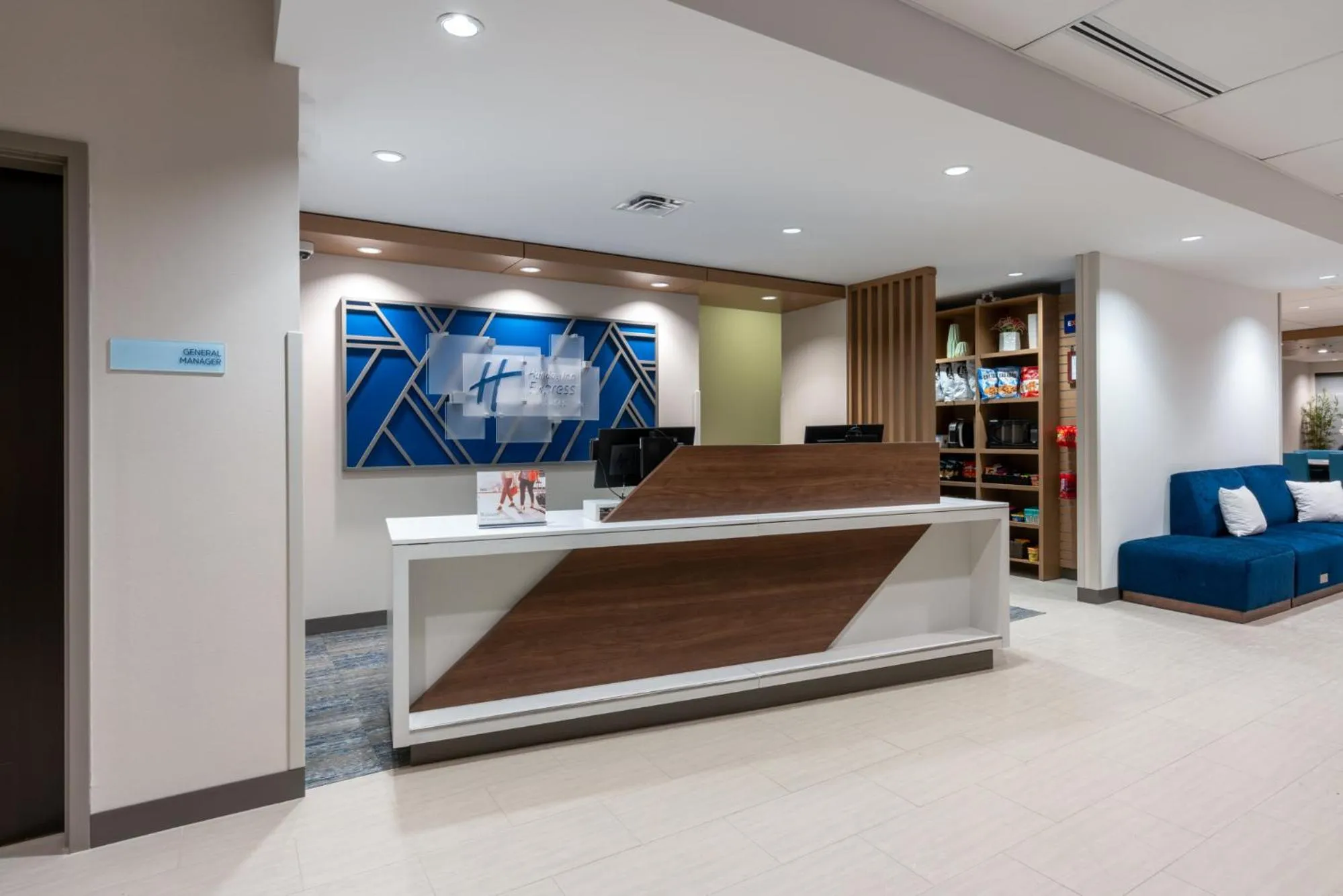Lobby or reception in Holiday Inn Express & Suites Vaughan-Southwest by IHG