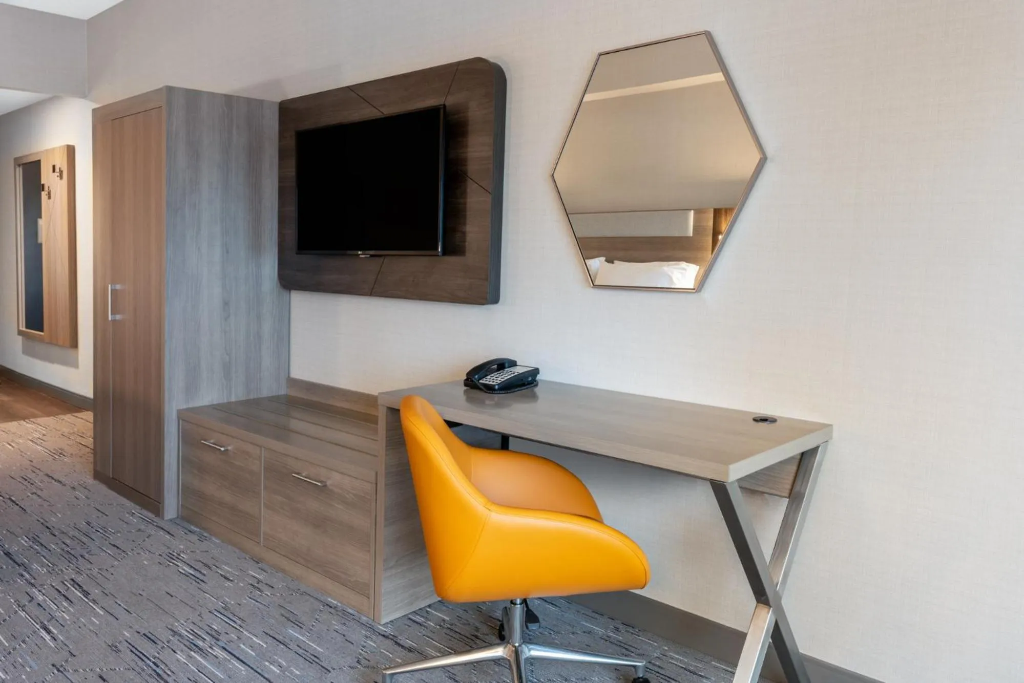 TV and multimedia in Holiday Inn Express & Suites Vaughan-Southwest by IHG